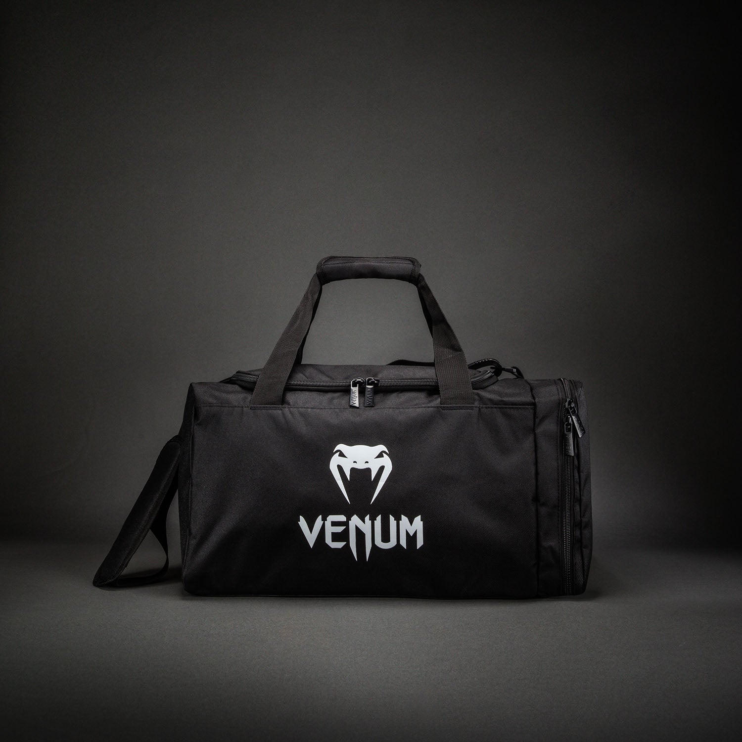 venum-essential-sporttasche-26l-schwarz image 1