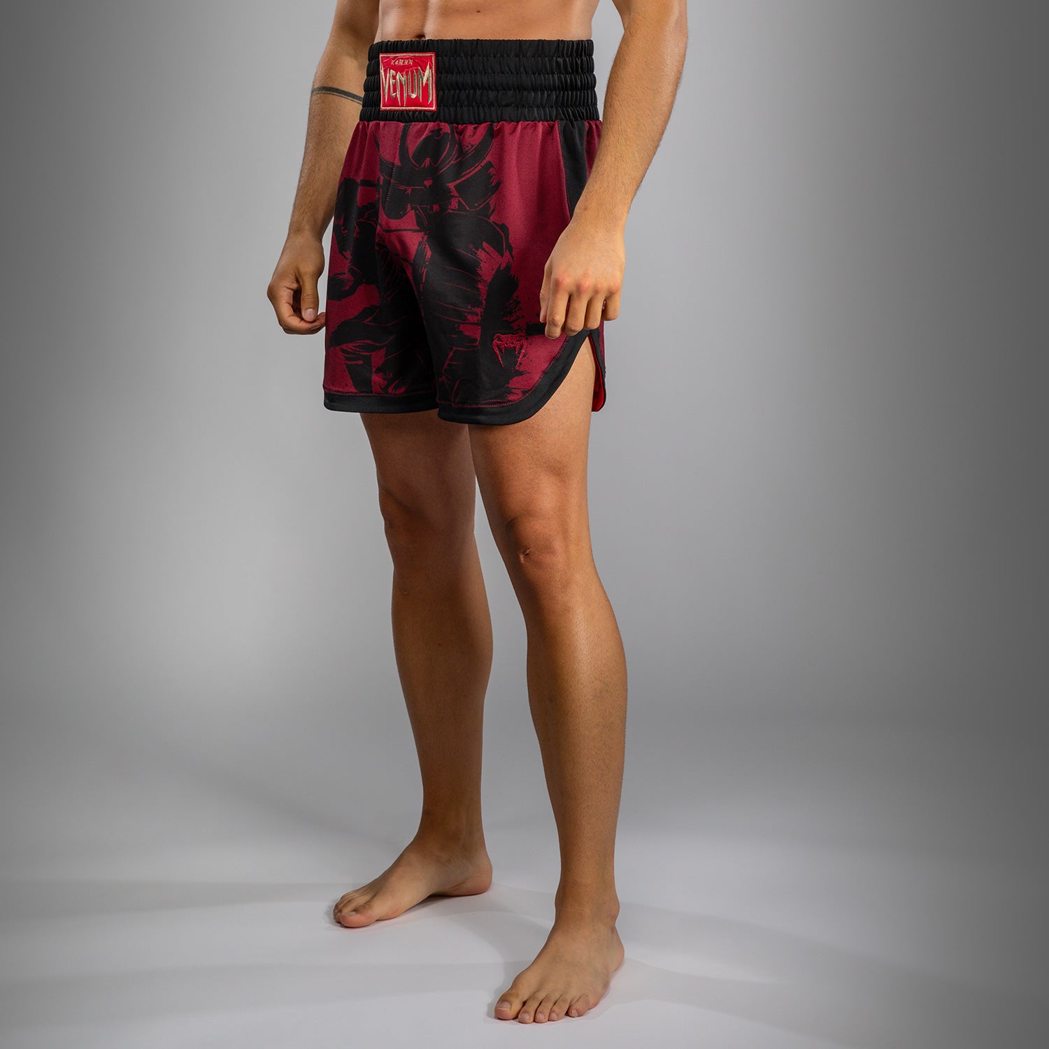 venum-x-assassin-s-creed-shadows-herren-boxershorts-burgunder-schwarz image 4