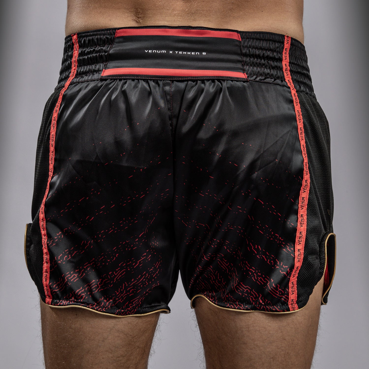 venum-x-tekken-8-marshall-law-muay-thai-shorts-schwarz-rot-gold image 7