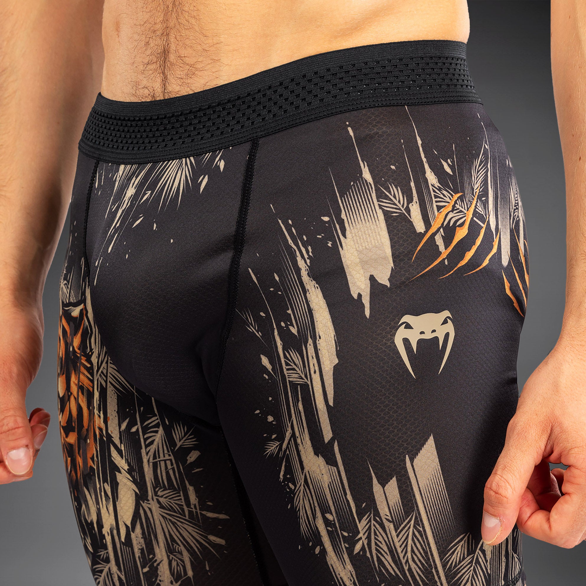 venum-tiger-vale-tudo-shorts-herren-schwarz-neon-orange image 4