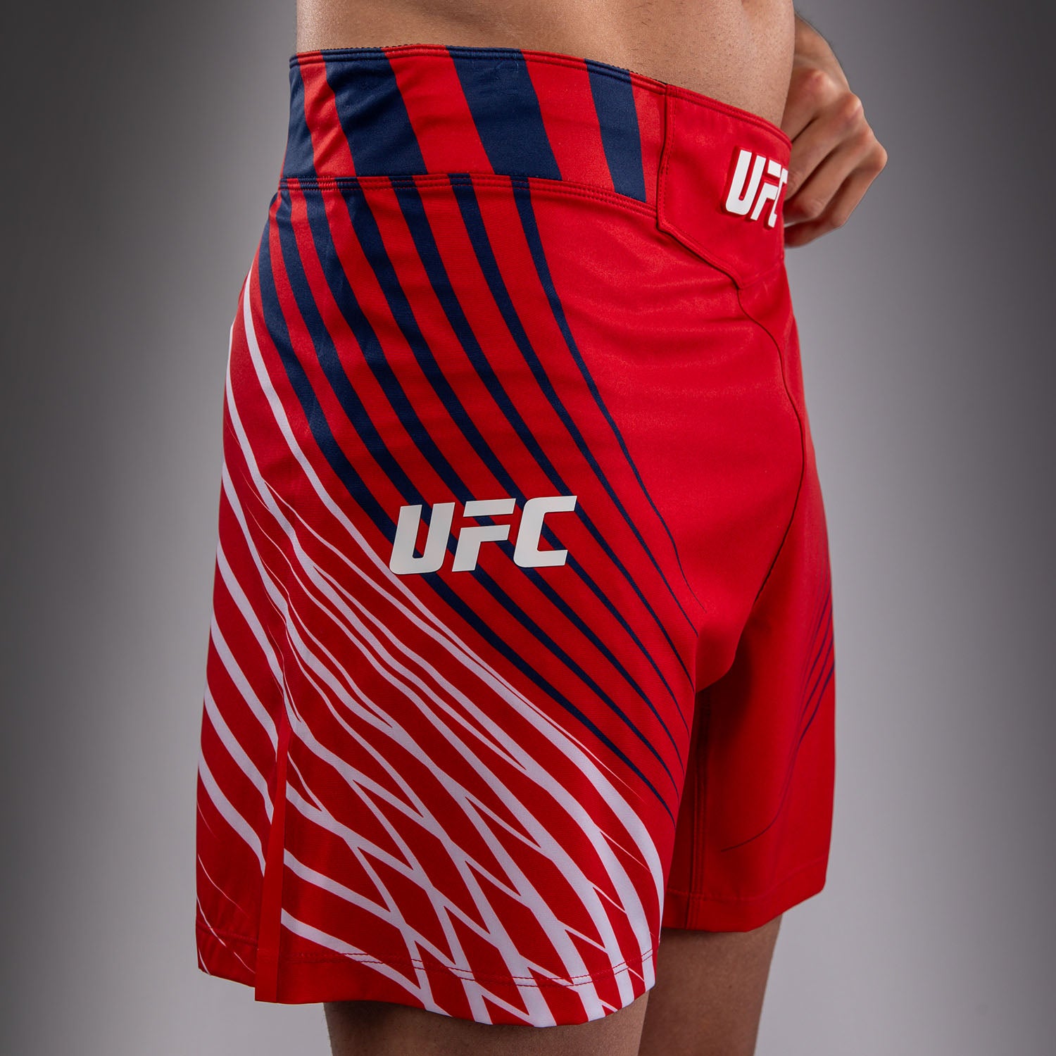 venum-ufc-freedom-250-authentic-fight-night-fight-shorts-short-fit-herren-rot image 8