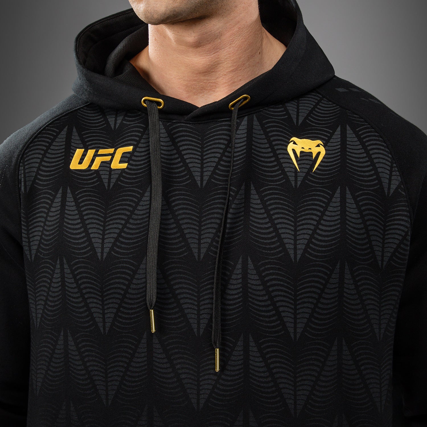 venum-ufc-zenith-by-venum-replica-pullover-hoodie-herren-champion-schwarz-gold image 4
