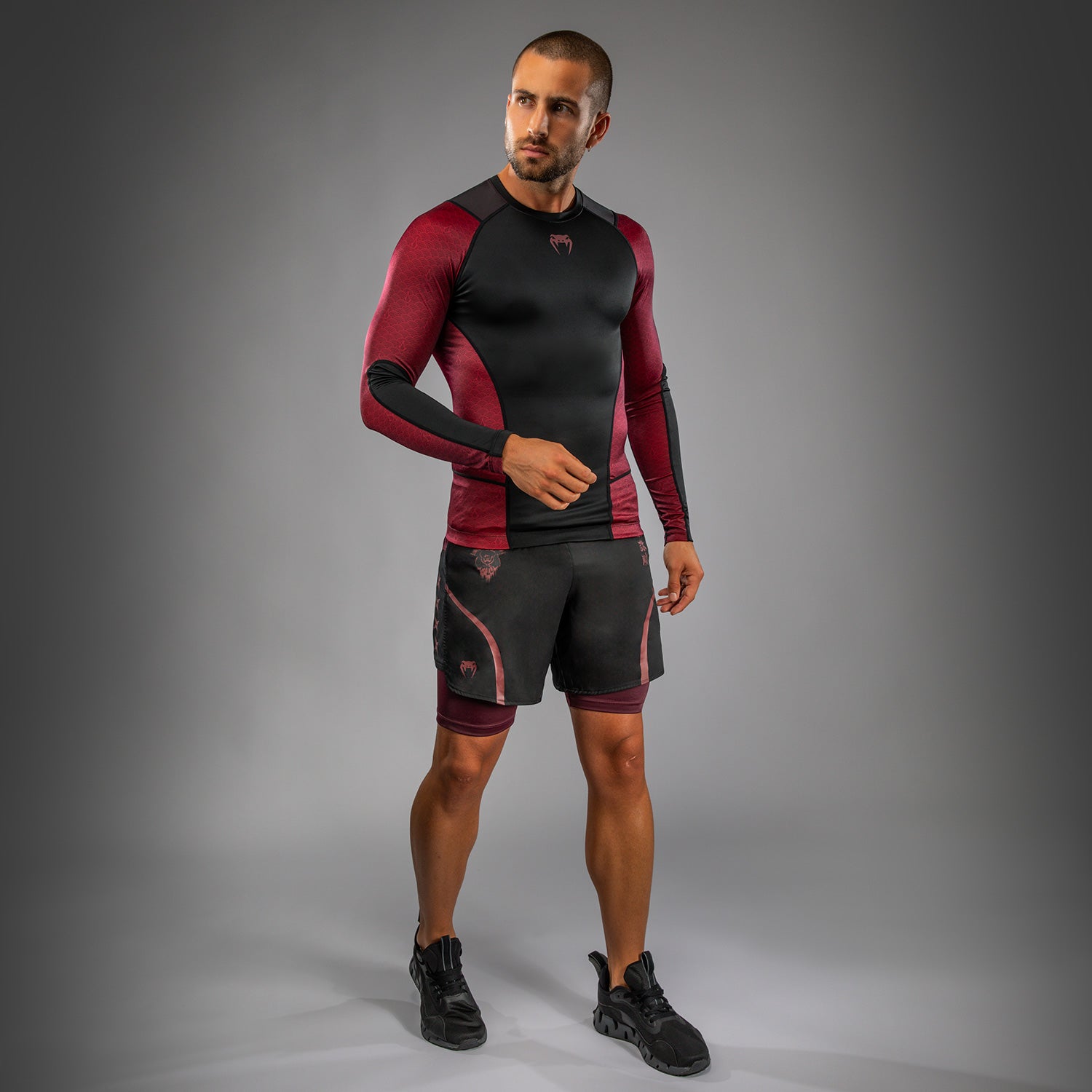 venum-x-assassin-s-creed-shadows-herren-langarm-rashguard-burgunder-schwarz image 3