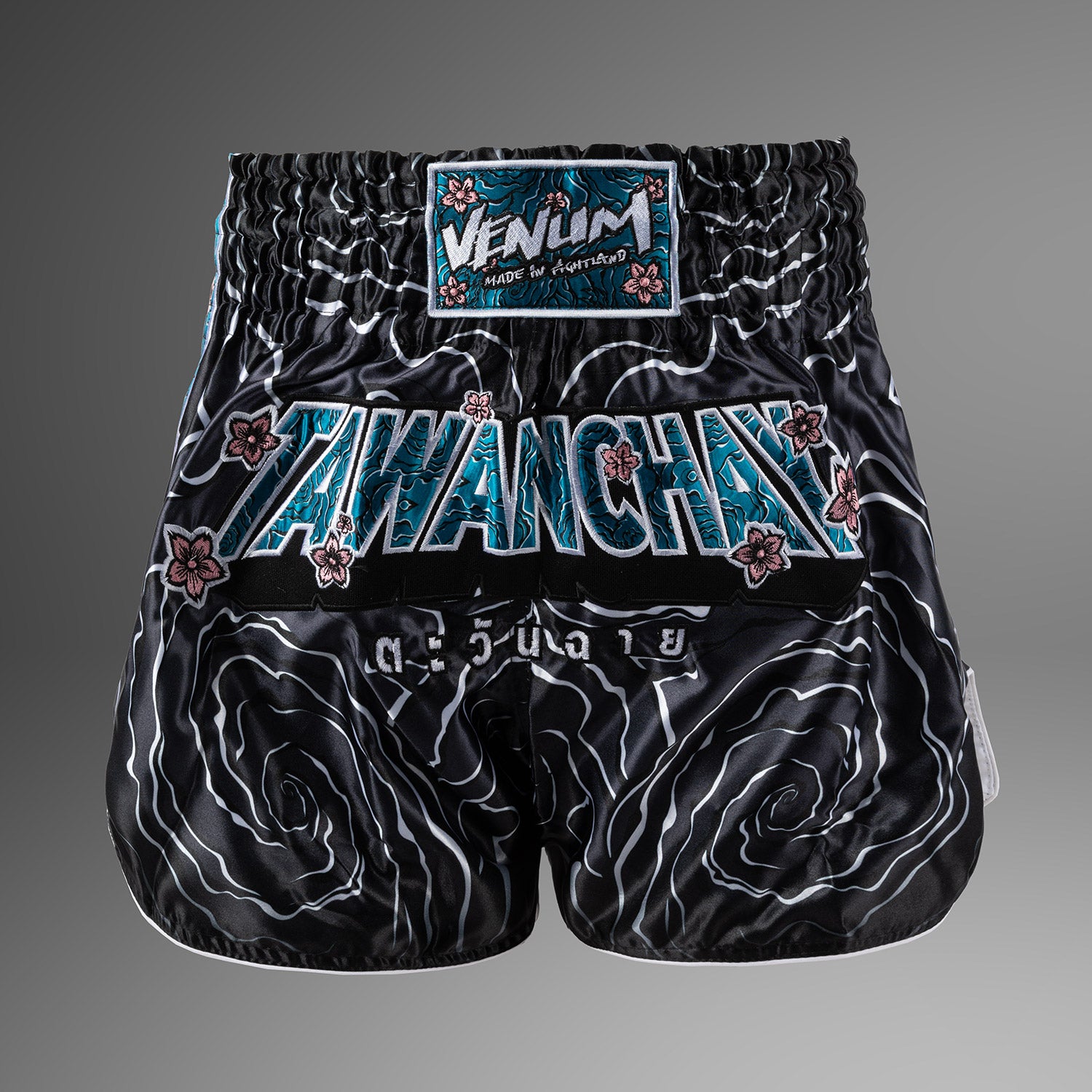venum-x-tawanchai-muay-thai-shorts-schwarz-wei image 1