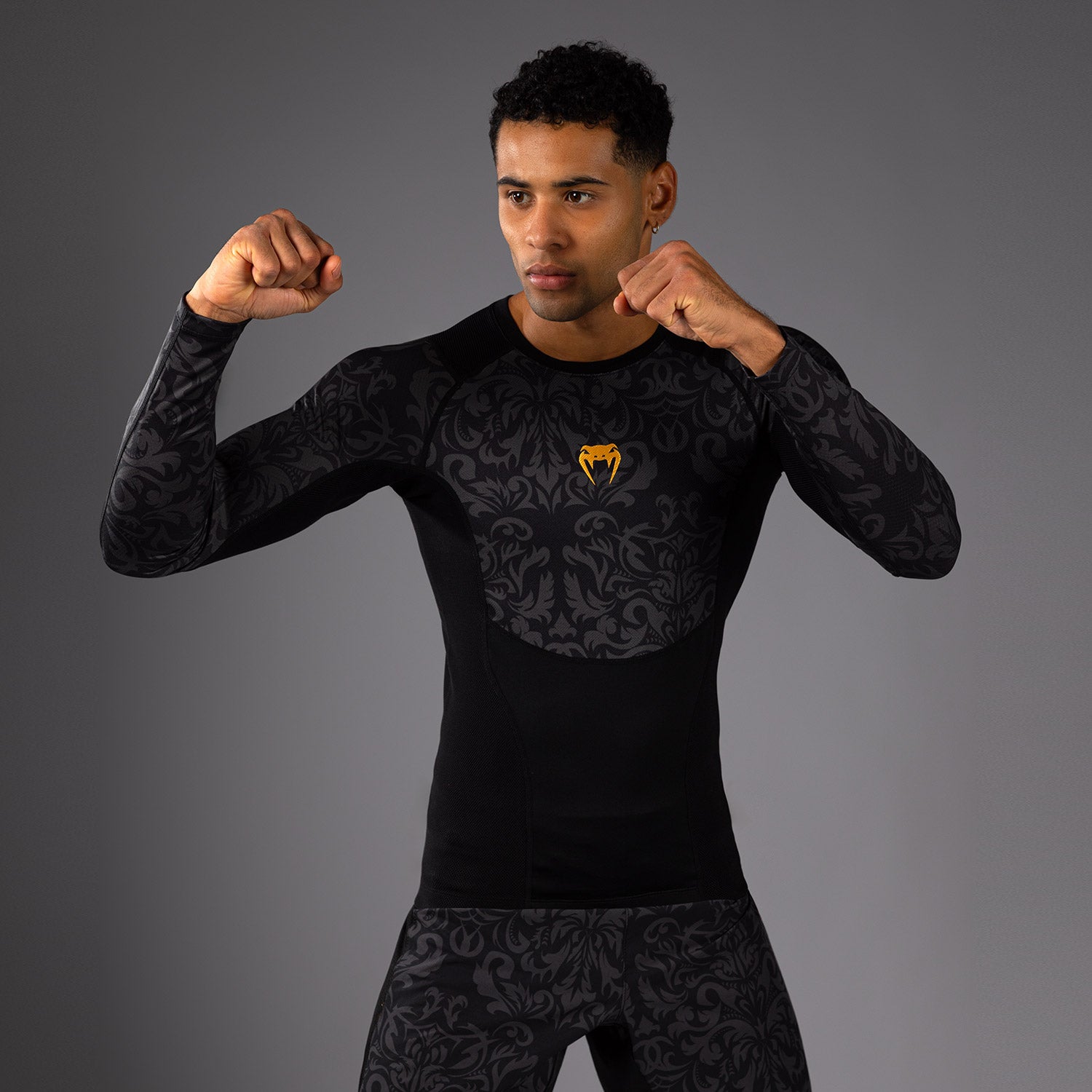 venum-x-topuria-unmatched-edition-langarm-rashguard-herren-schwarz-gold image 2
