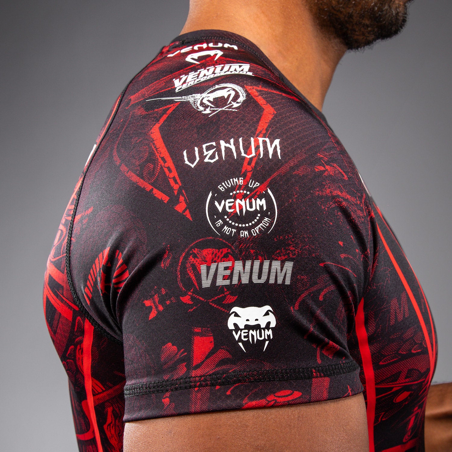 venum-20th-anniversary-kurzarm-rashguard-schwarz-rot image 5