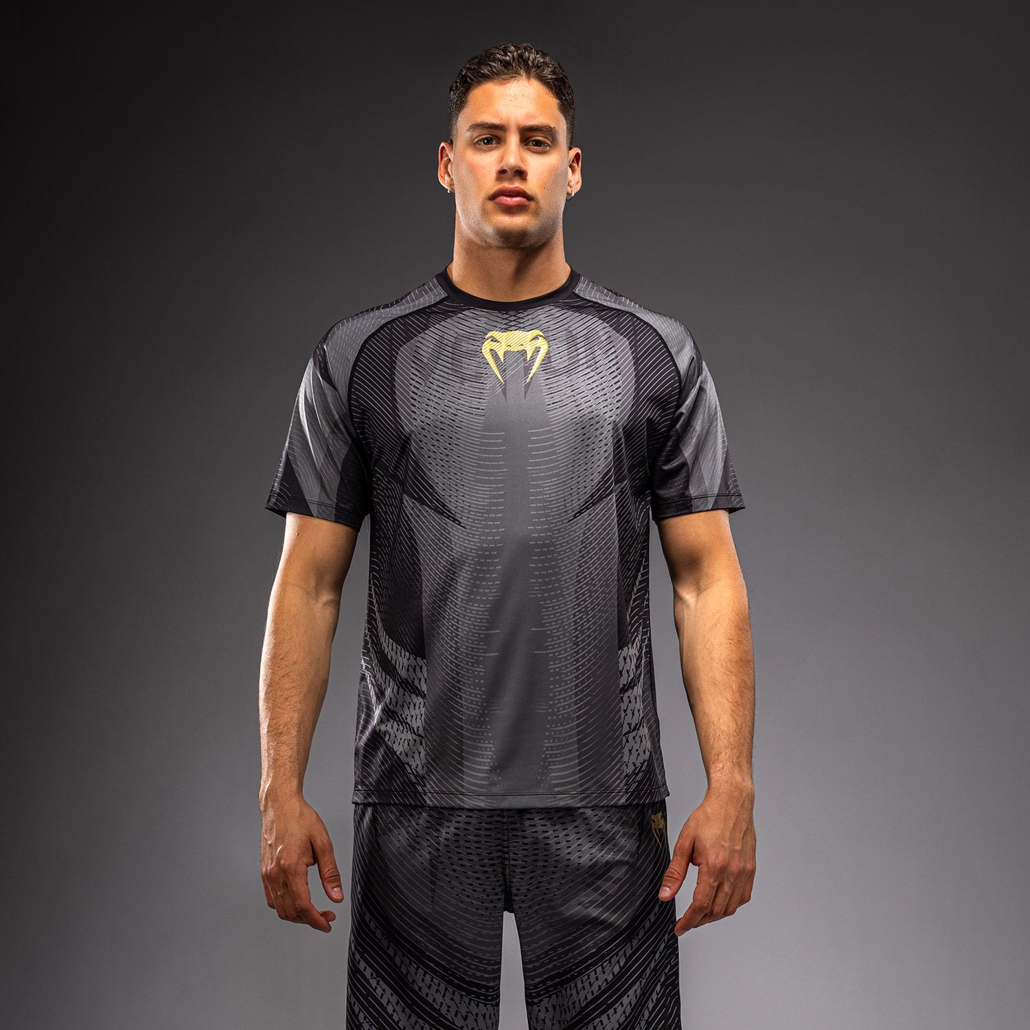 venum-galactic-3-0-dry-tech-t-shirt-herren-schwarz-gold image 1