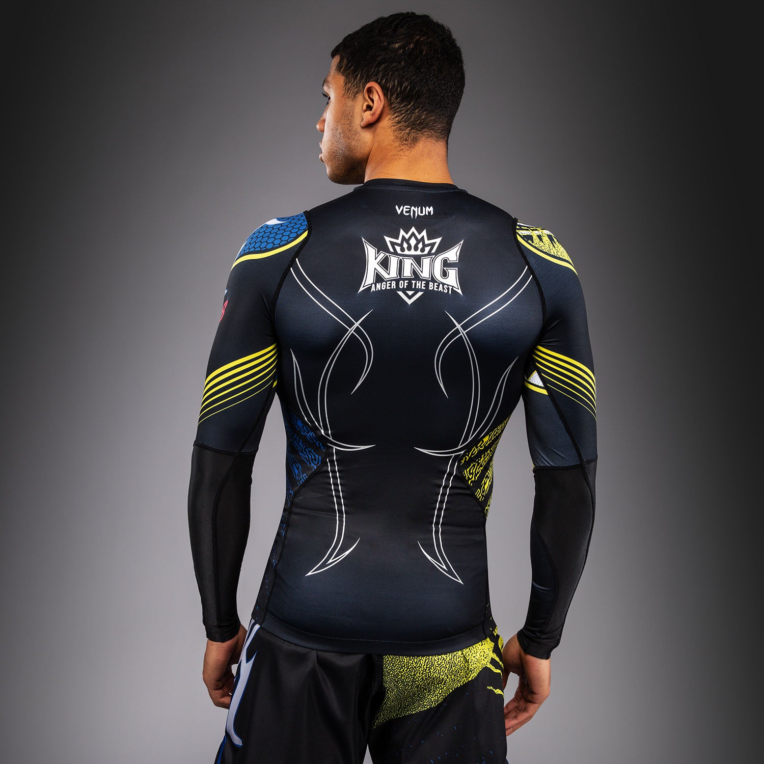 venum-x-tekken-8-langarm-rashguard-king-herren-schwarz-gelb image 3
