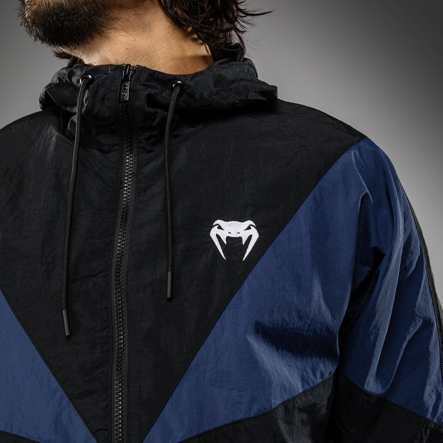 venum-vectra-trackjacke-herren-mit-kapuze-und-reissverschluss-schwarz-blau image 6