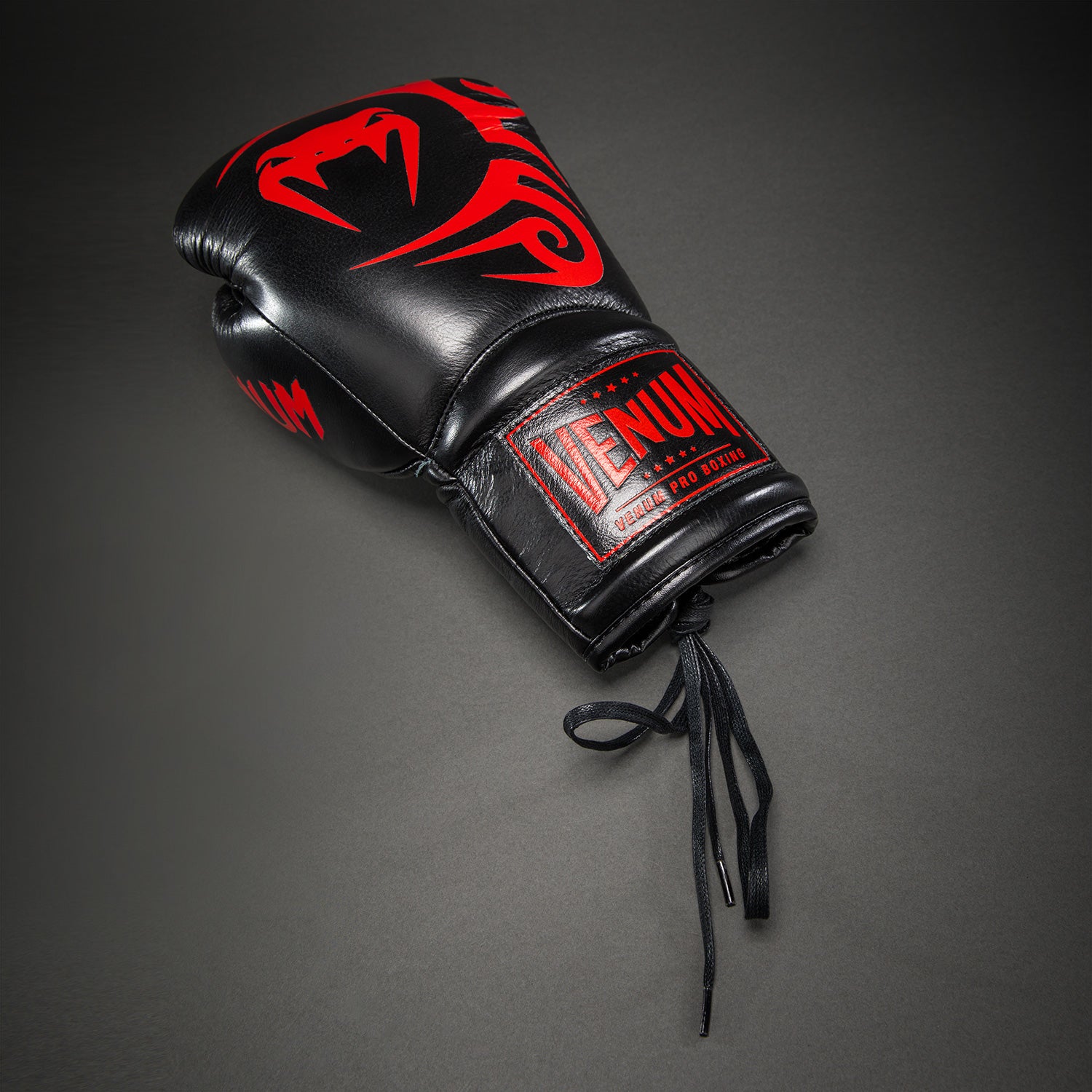 venum-giant-2-0-mike-tyson-pro-boxhandschuhe-mit-schn-rung-schwarz-rot-inkl-tasc image 6