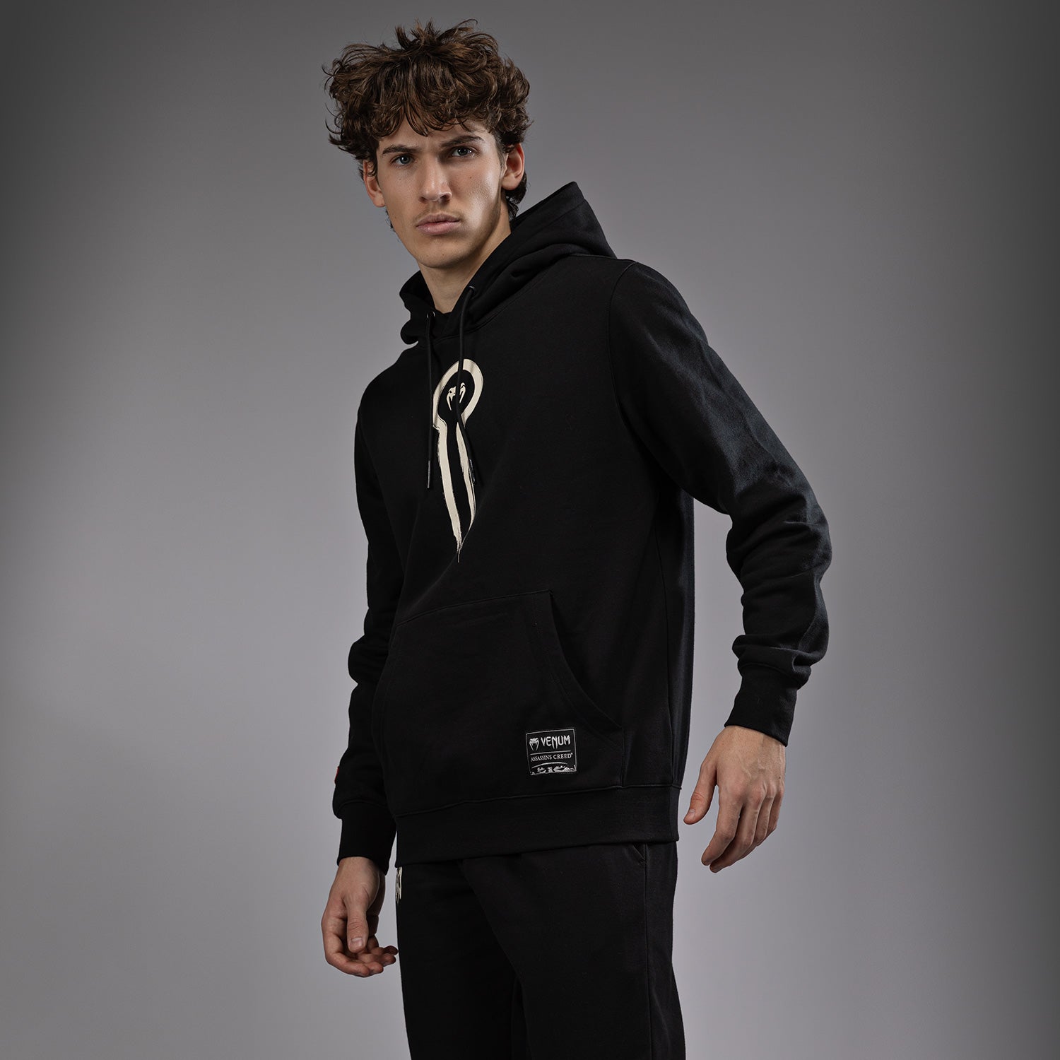 venum-x-assassin-s-creed-shadows-kapuzenpulli-schwarz image 4