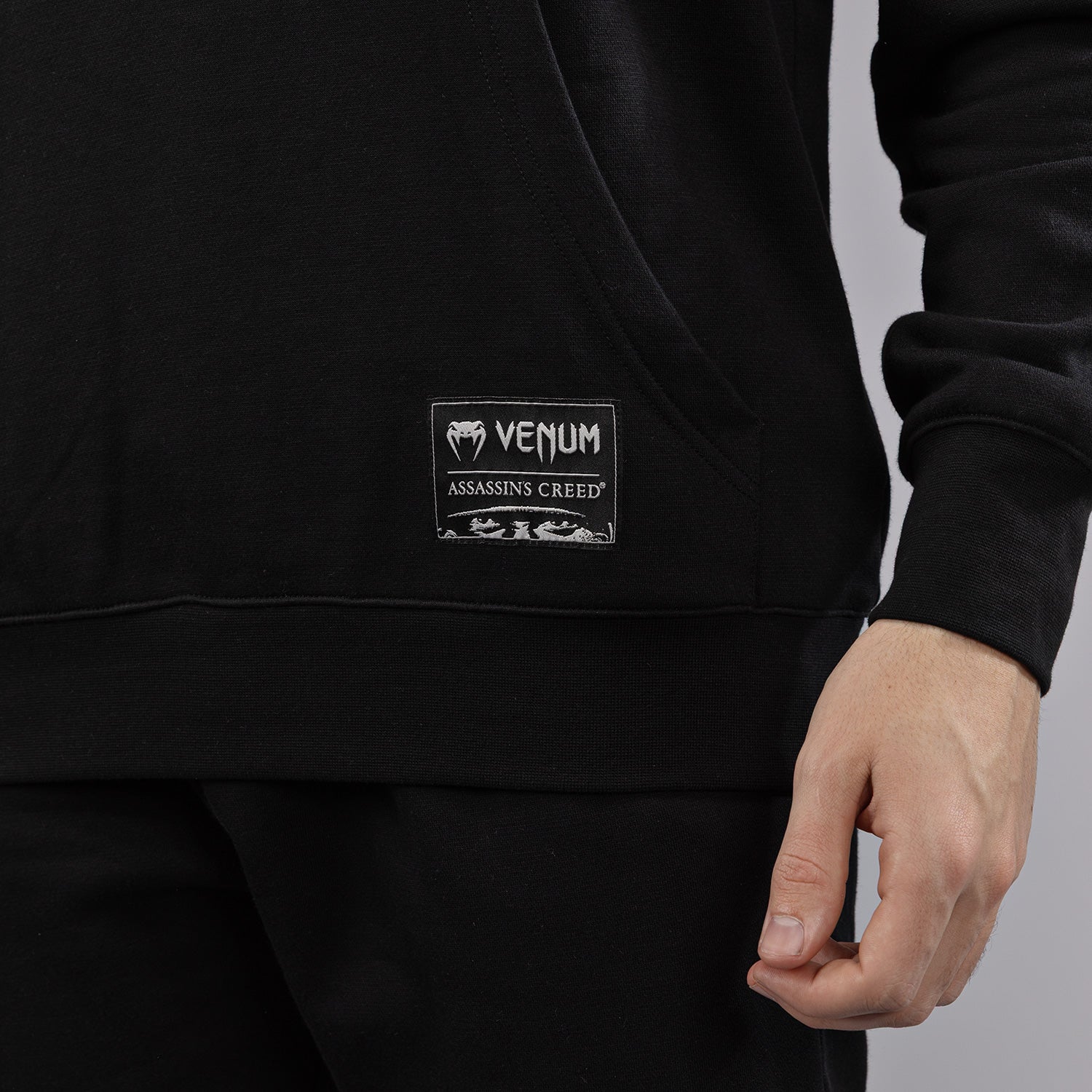 venum-x-assassin-s-creed-shadows-kapuzenpulli-schwarz image 7