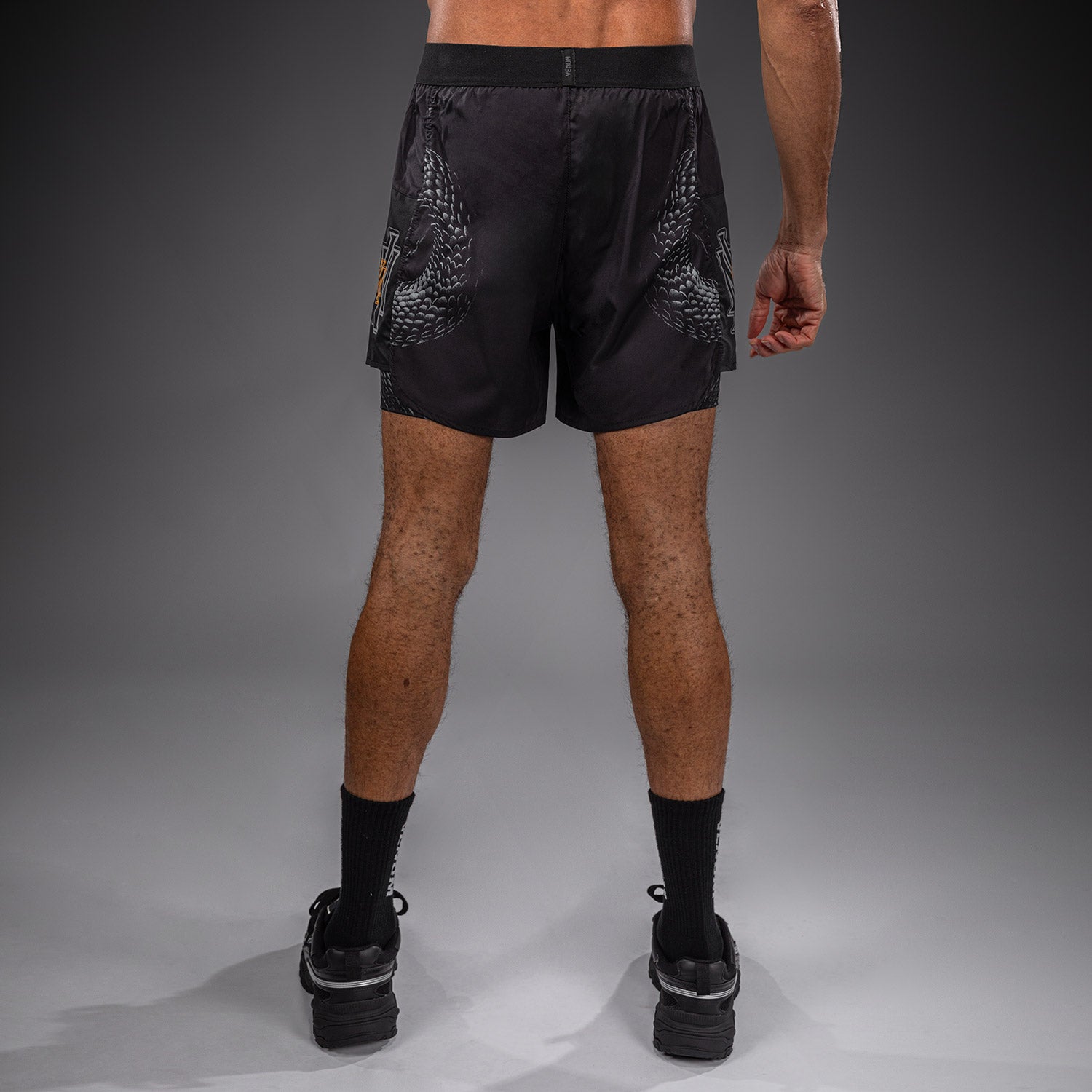 venum-matupa-trainingsshorts-2-in-1-schwarz-grau-gold image 4