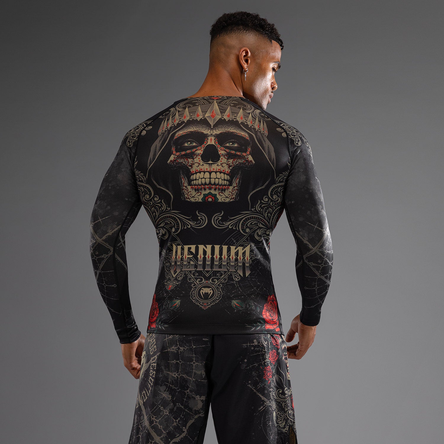 venum-santa-muerte-5-0-langarm-rashguard-herren-tiefes-schwarz-gold image 4