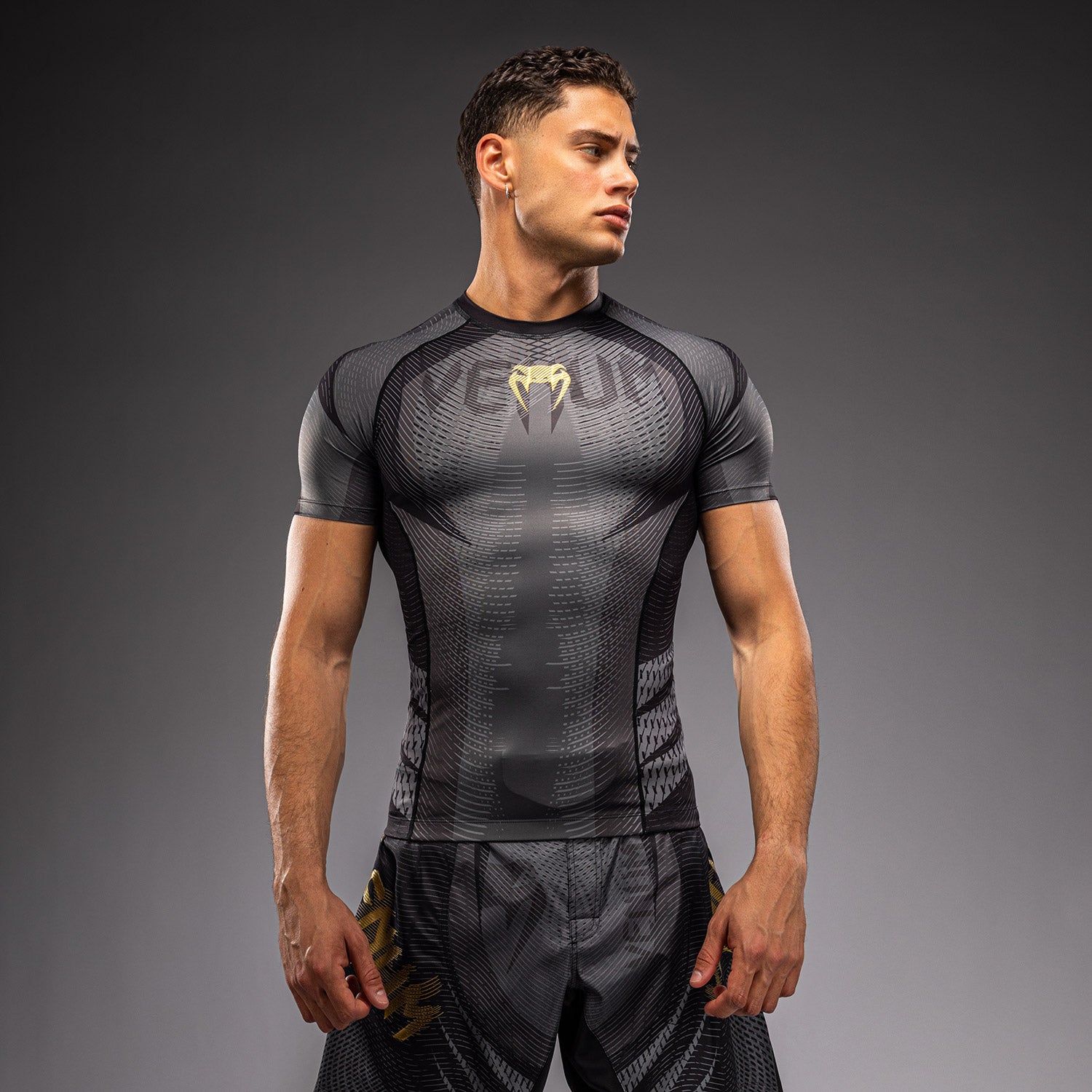 venum-galactic-3-0-kurzarm-rashguard-herren-schwarz-gold image 1