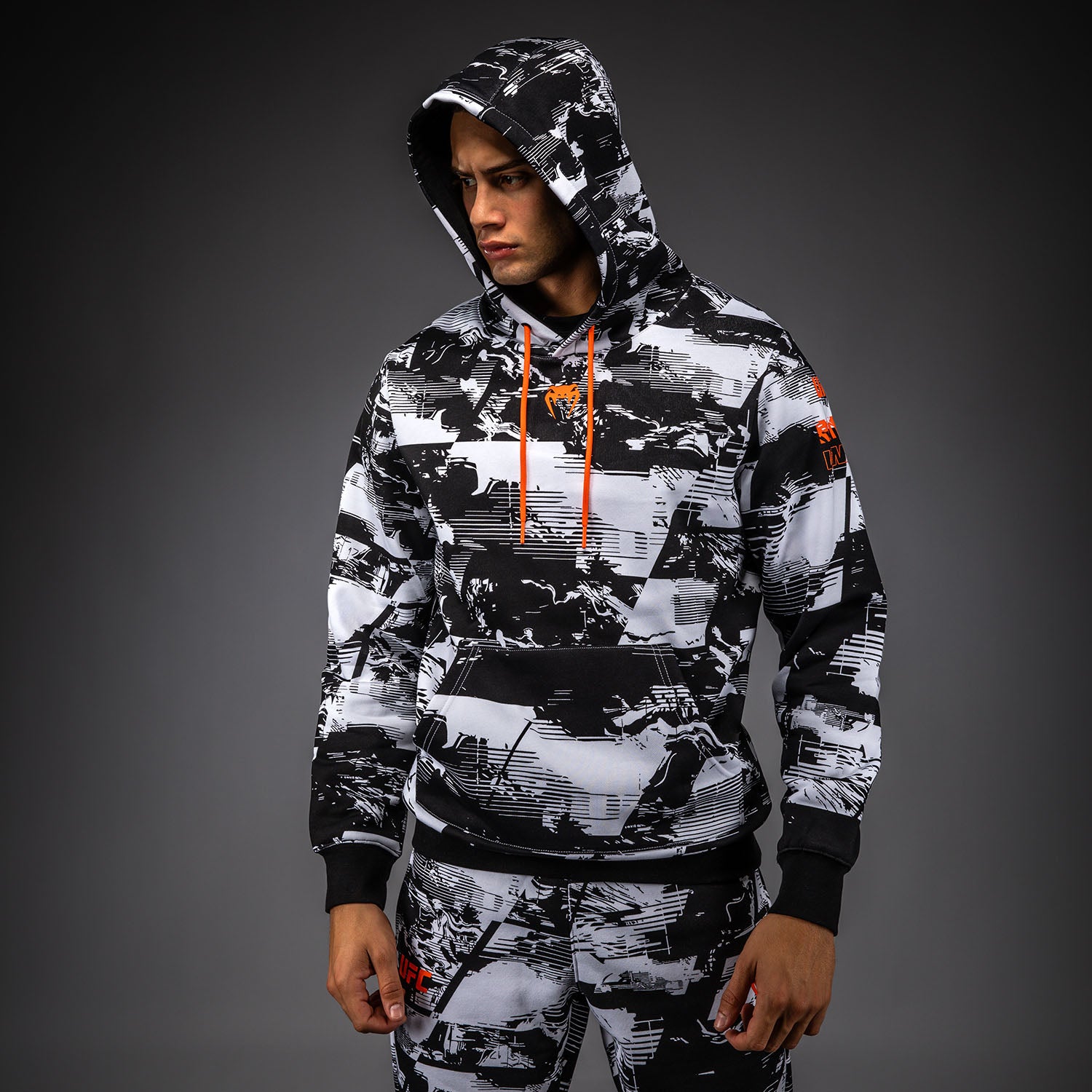 venum-ufc-zenith-authentic-fight-week-pullover-hoodie-herren-wei-schwarz image 2