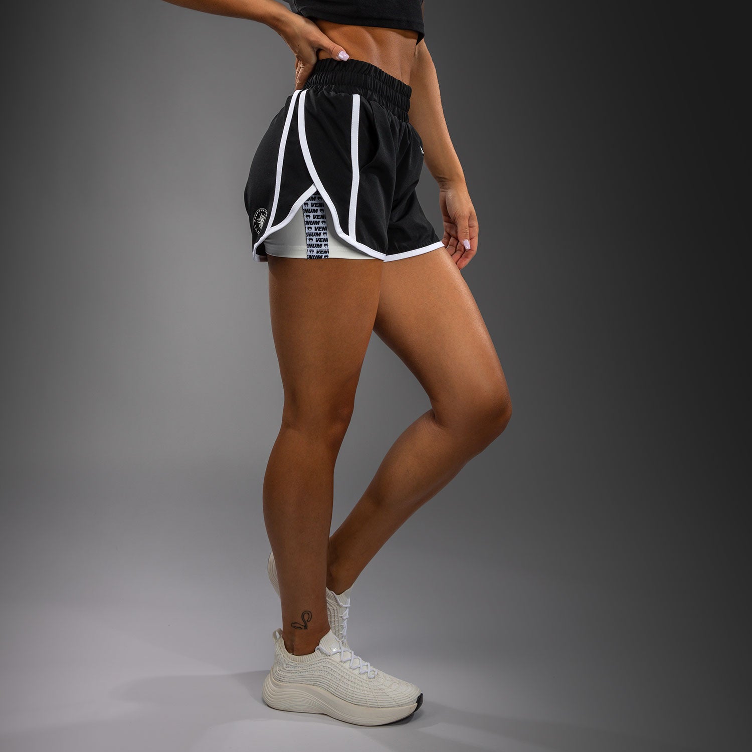 venum-twilight-damen-trainingsshorts-2-in-1-schwarz-wei image 2