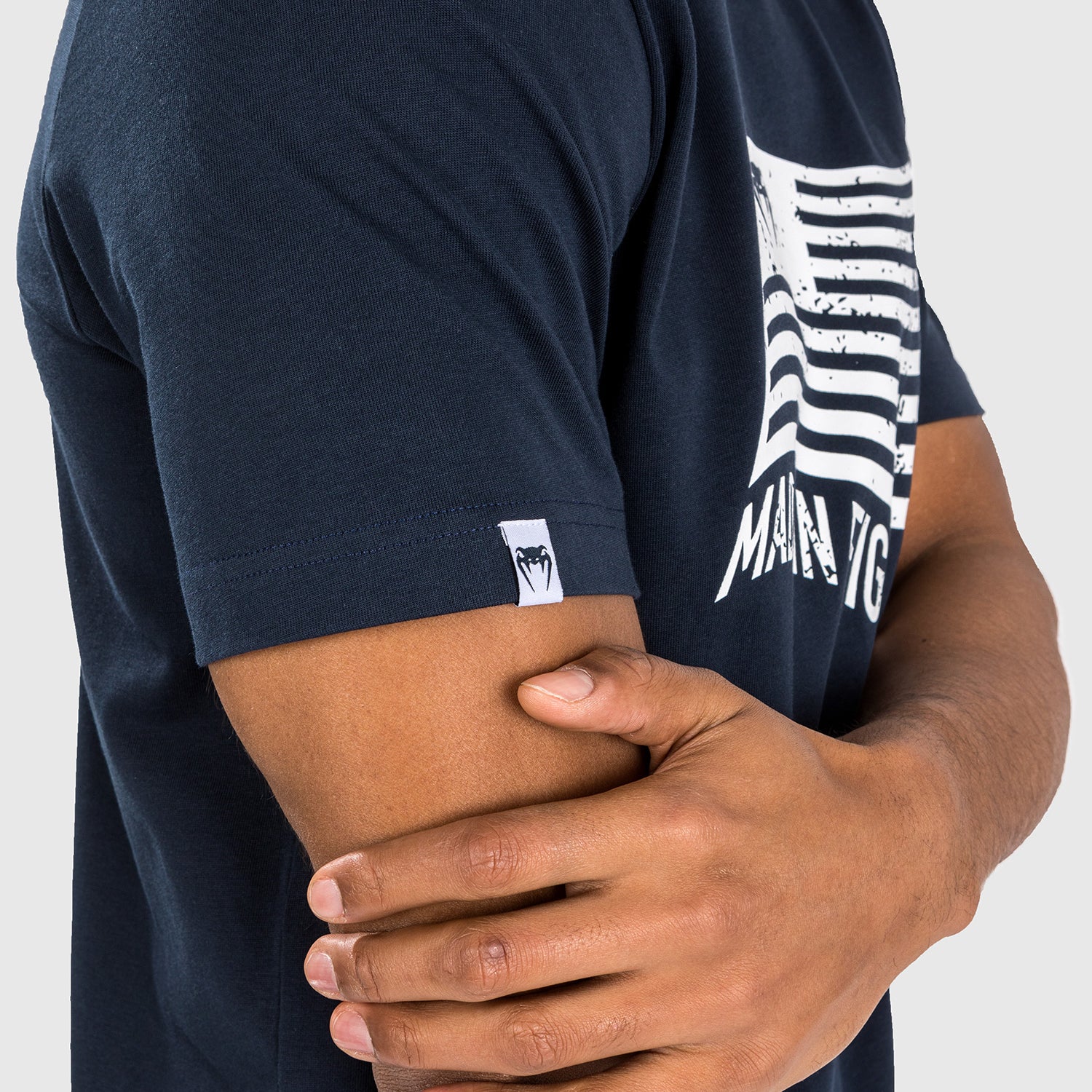 venum-made-in-fightland-t-shirt-herren-marineblau-wei image 6