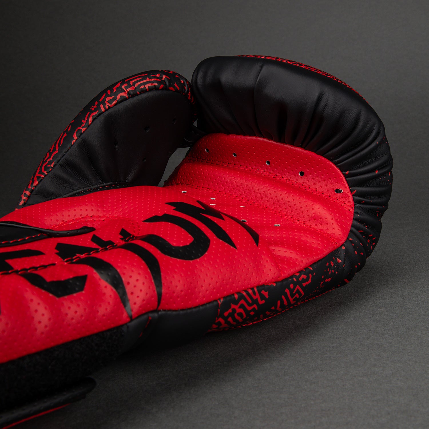 venum-x-tekken-8-boxhandschuhe-kazuya-rot-schwarz image 3
