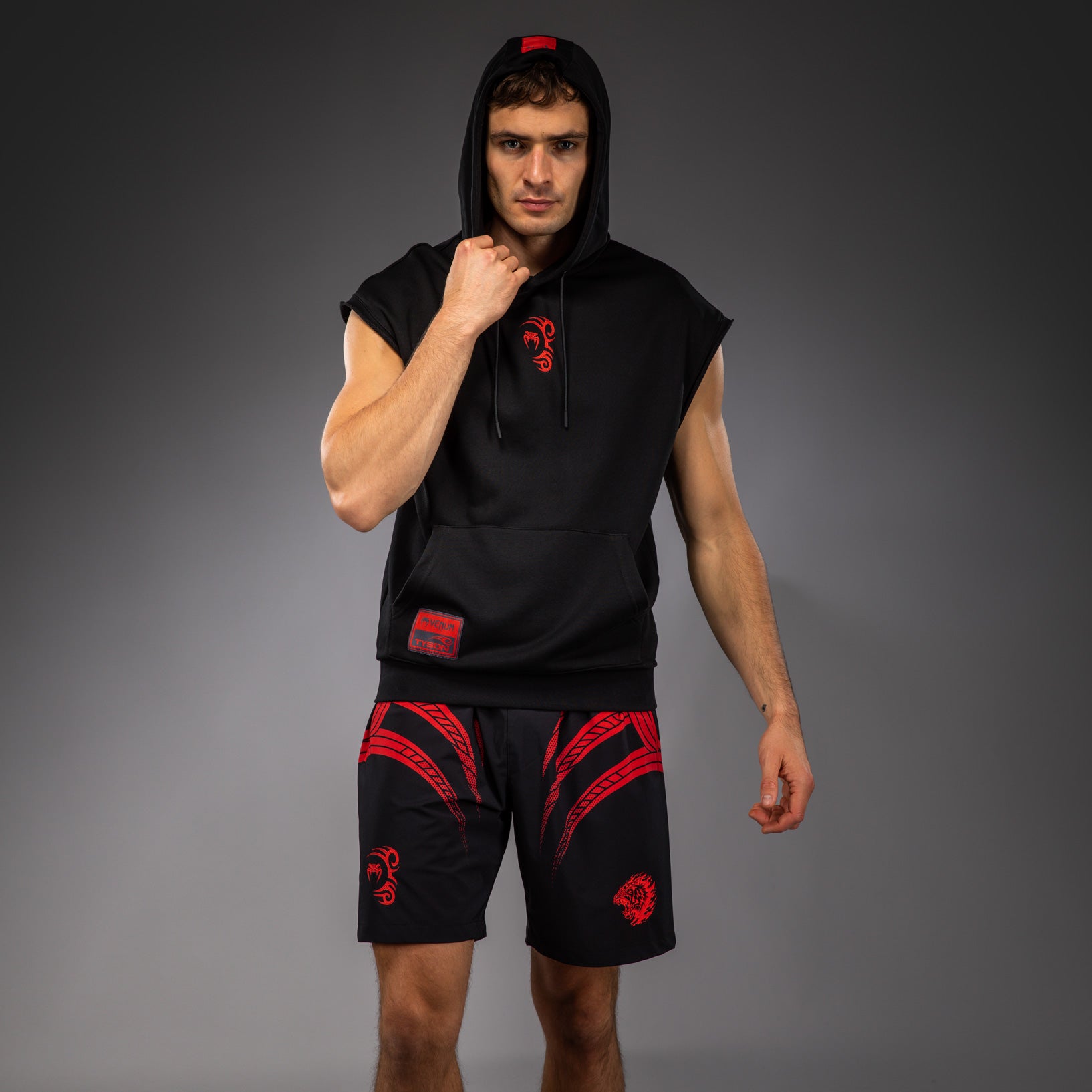 venum-x-mike-tyson-tiger-rmelloser-hoodie-herren-tiefschwarz-intensivrot image 4