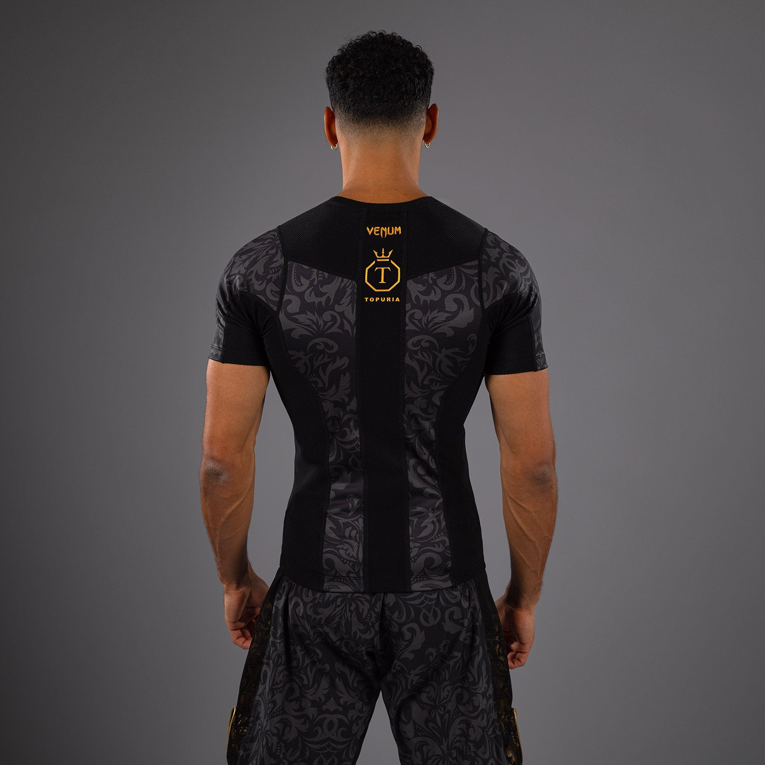 venum-x-topuria-unmatched-edition-kurzarm-rashguard-herren-schwarz-gold image 4