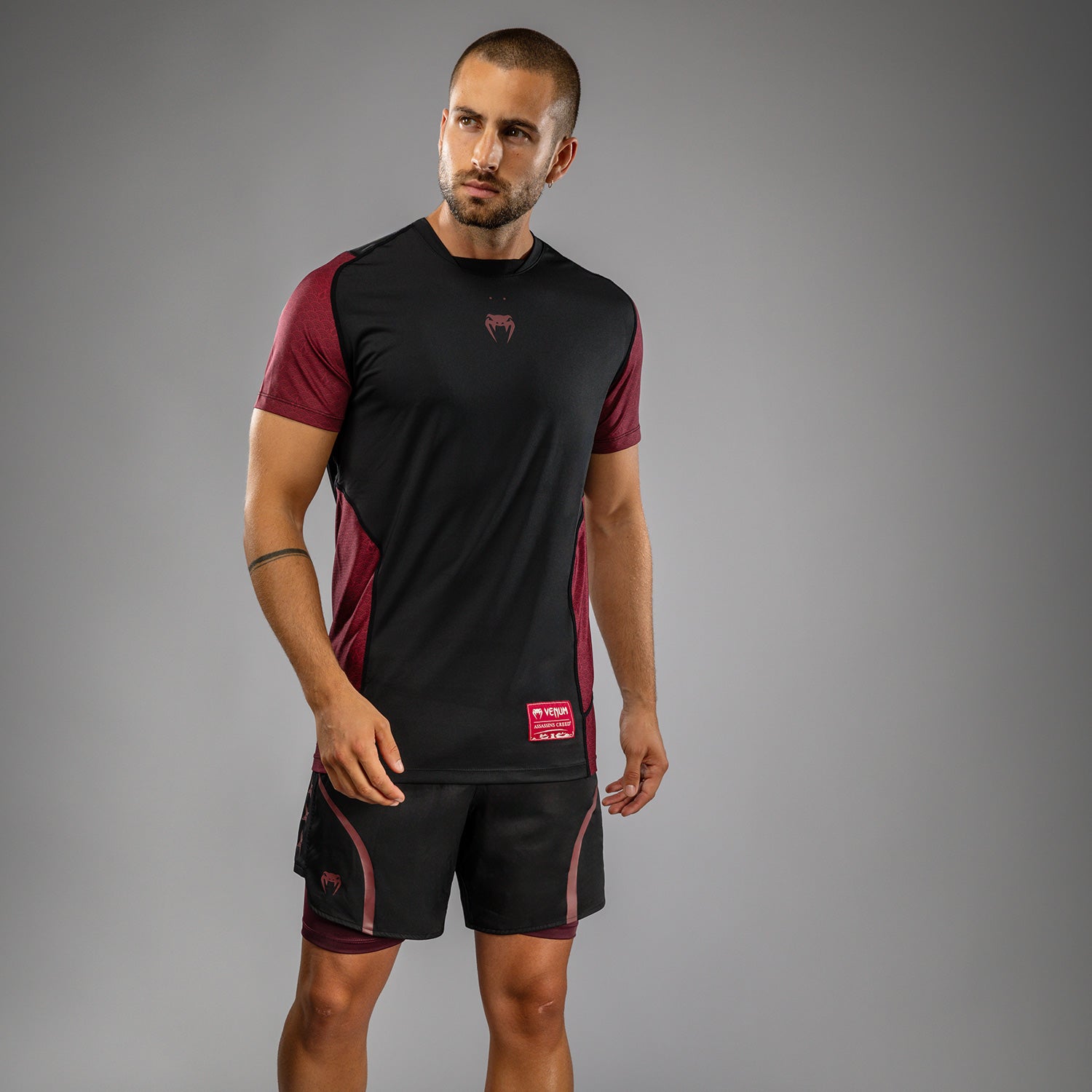 venum-x-assassin-s-creed-shadows-herren-dry-tech-t-shirt-burgunder-schwarz image 3