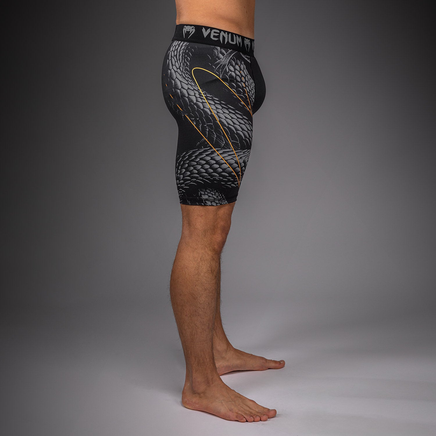 venum-matupa-kompressionsshort-schwarz-grau-gold-herren image 3