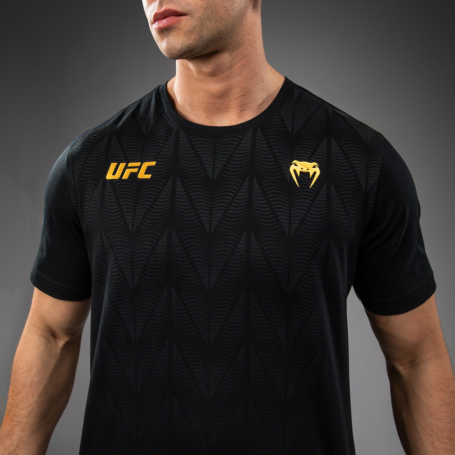 ufc-zenith-by-venum-replica-t-shirt-herren-champion-schwarz-gold image 4