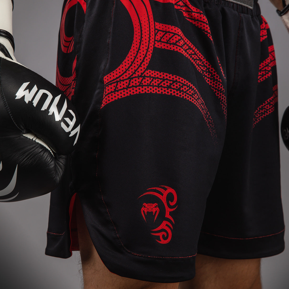 venum-x-mike-tyson-tiger-boxshorts-herren-tiefschwarz-intensivrot image 4