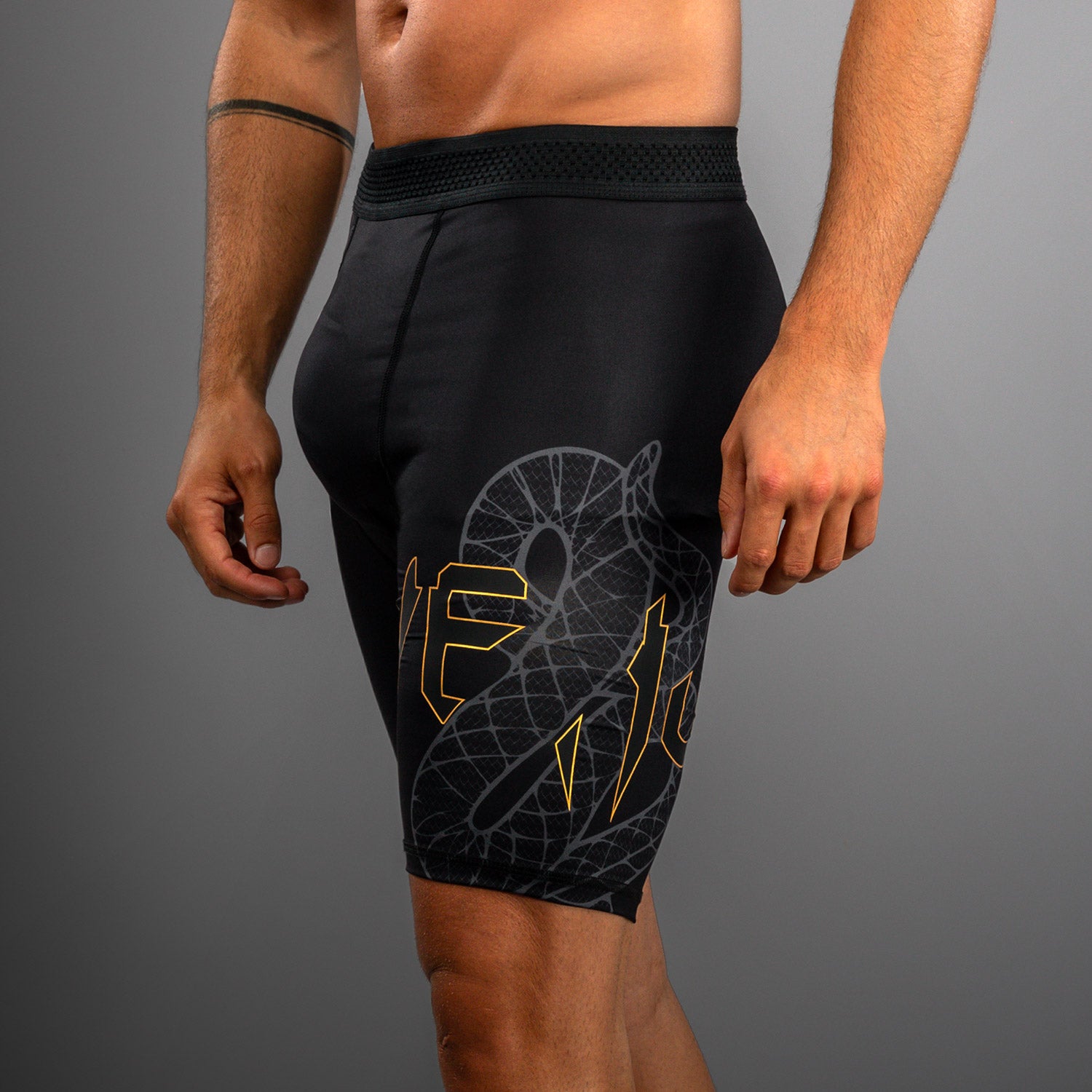 venum-serpenti-vale-tudo-shorts-herren-schwarz-silber-gold image 5