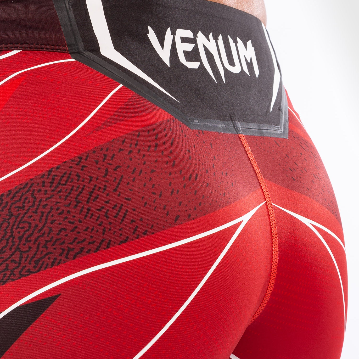 venum-ufc-authentic-fight-night-damen-vale-tudo-shorts-short-fit-rot image 6