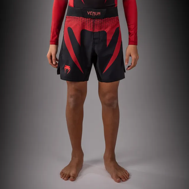 venum-attack-fightshorts-schwarz-rot image 1