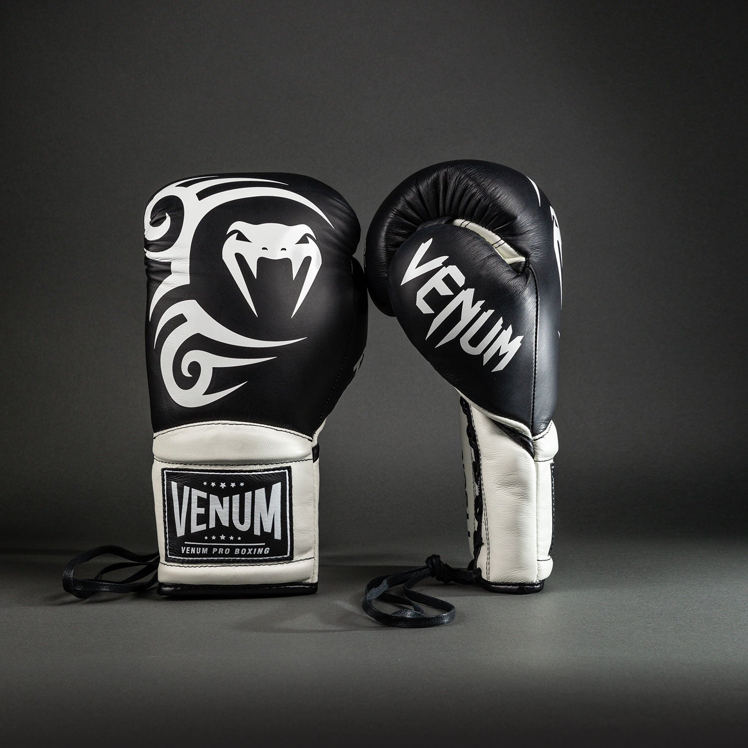 venum-giant-2-0-mike-tyson-pro-boxhandschuhe-mit-schn-rsenkeln-tiefschwarz-optis image 2
