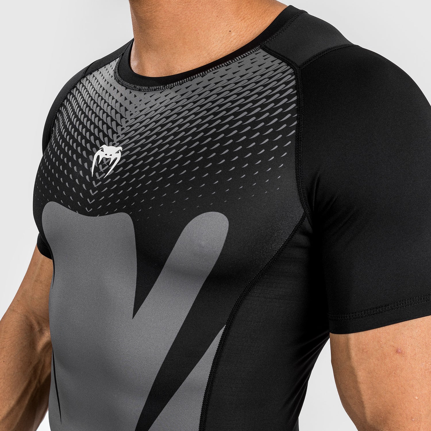 venum-attack-herren-kurzarm-rashguard-schwarz-grau image 4