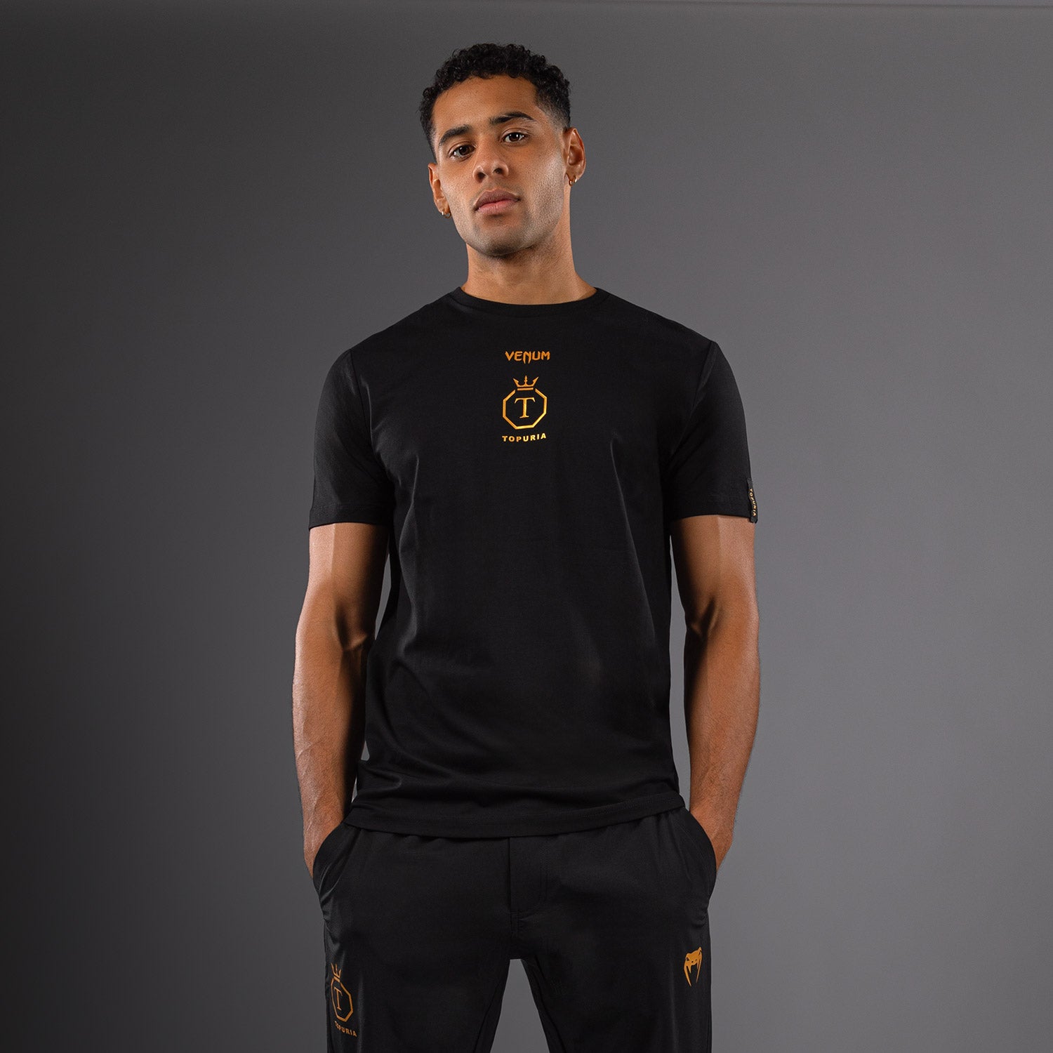 venum-x-topuria-unmatched-edition-t-shirt-herren-schwarz-gold image 1
