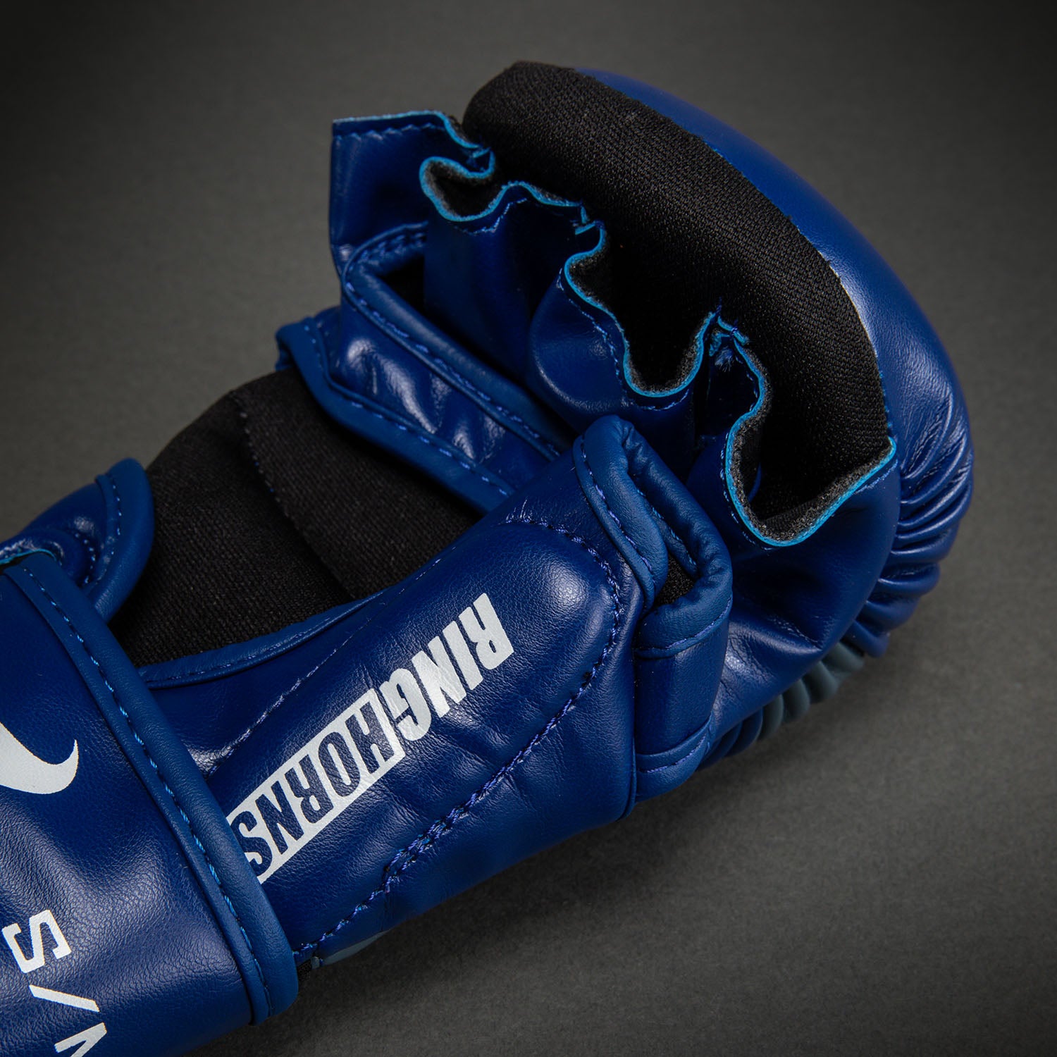 ringhorns-charger-by-venum-mma-sparringhandschuhe-marineblau-rot image 5