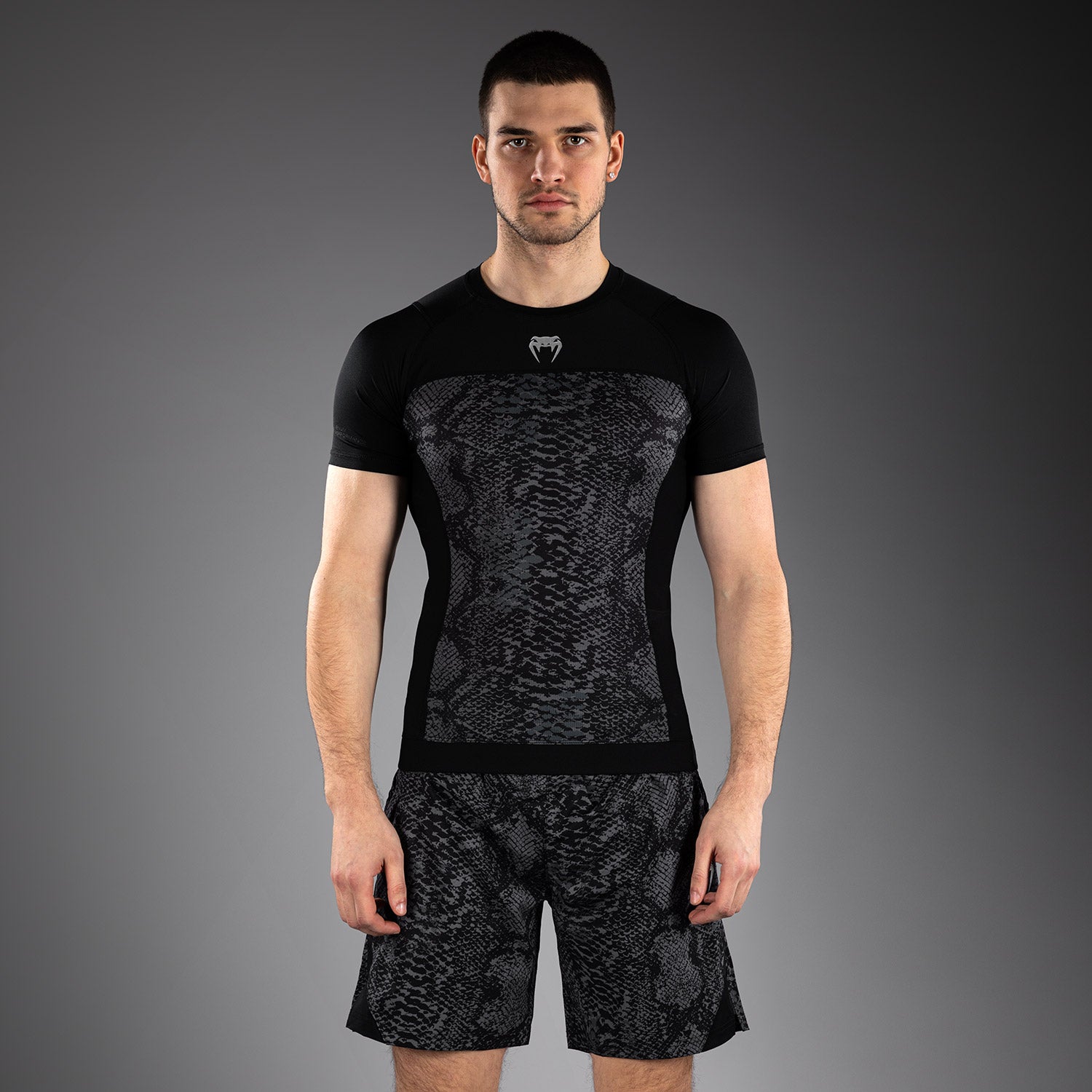 venum-g-fit-scales-kurzarm-rashguard-herren-schwarz-anthrazitgrau image 1