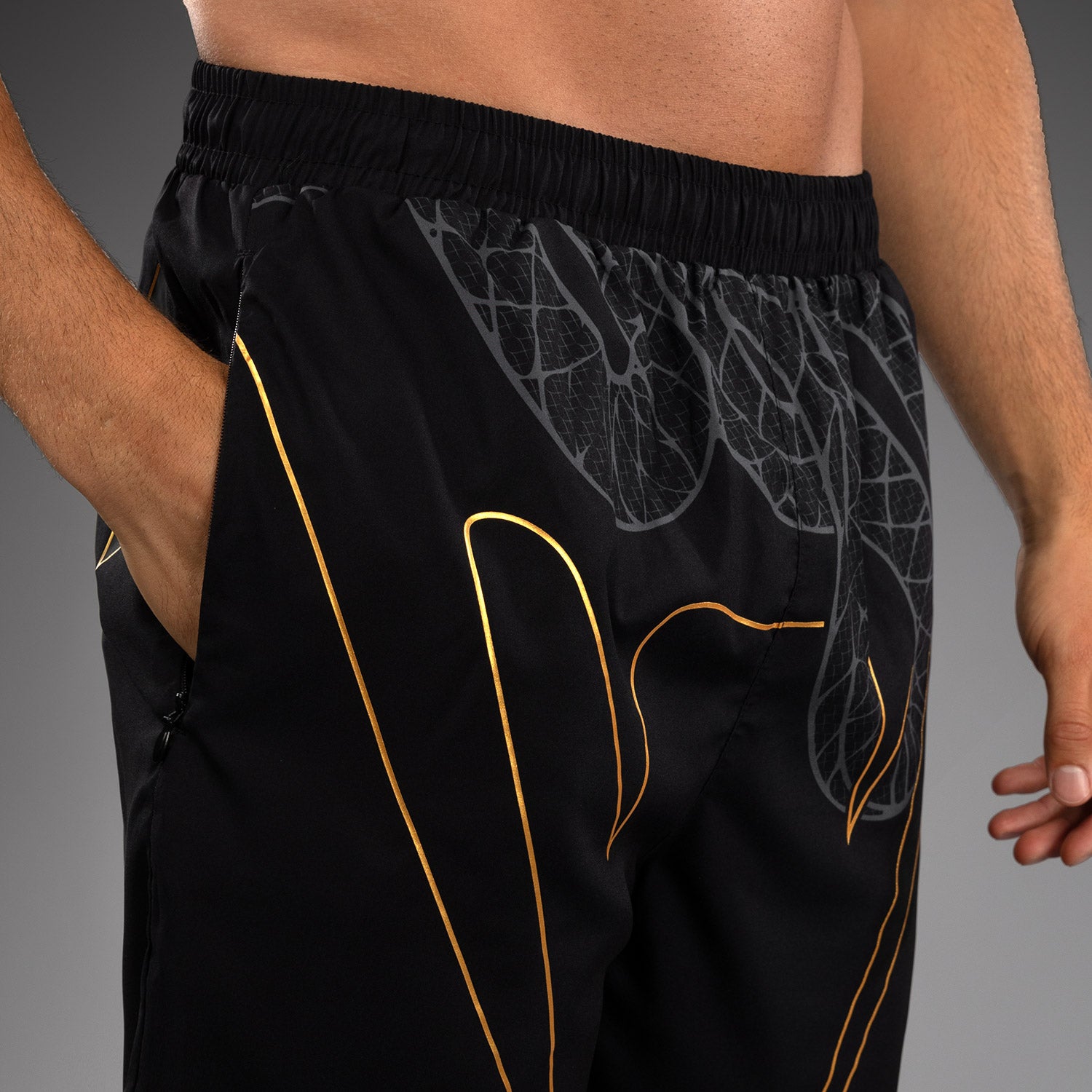 venum-serpenti-trainingsshorts-herren-lang-geschnitten-schwarz-silber-gold image 7