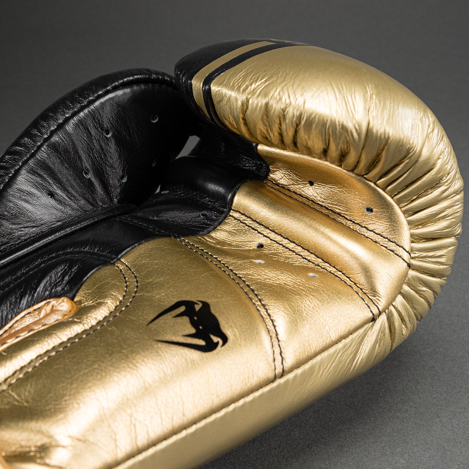 venum-shield-profi-boxhandschuhe-klettverschluss-schwarz-gold image 5