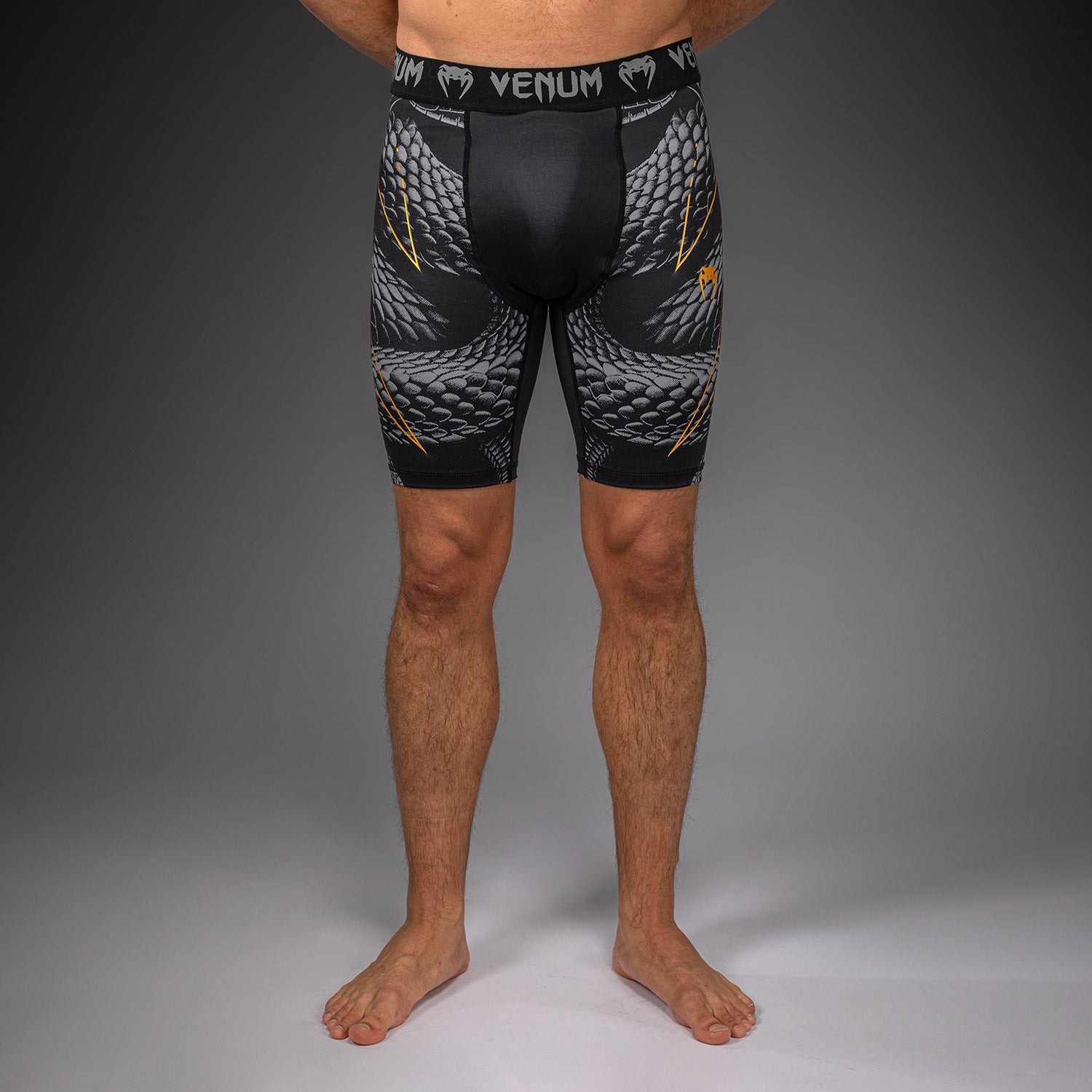 venum-matupa-kompressionsshort-schwarz-grau-gold-herren image 1