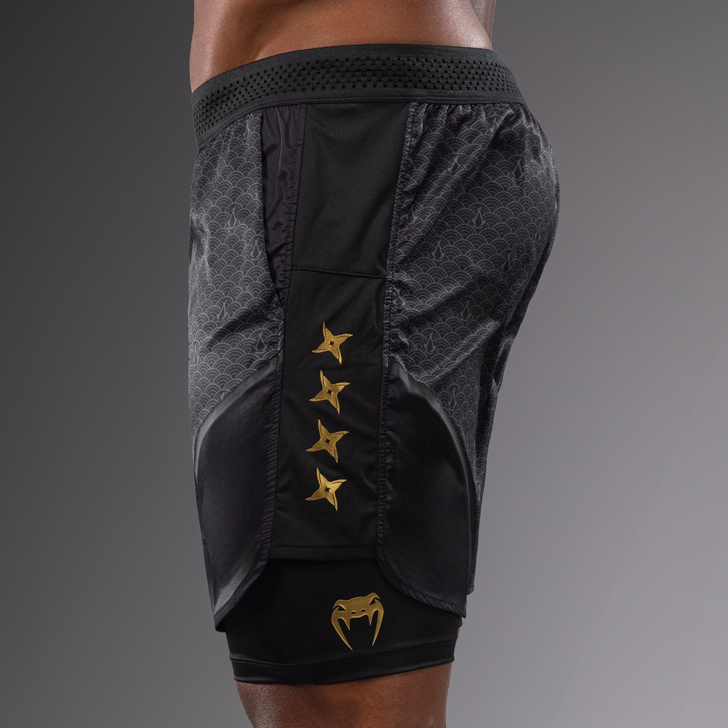 venum-x-assassin-s-creed-shadows-herren-trainingsshorts-schwarz-gold image 3
