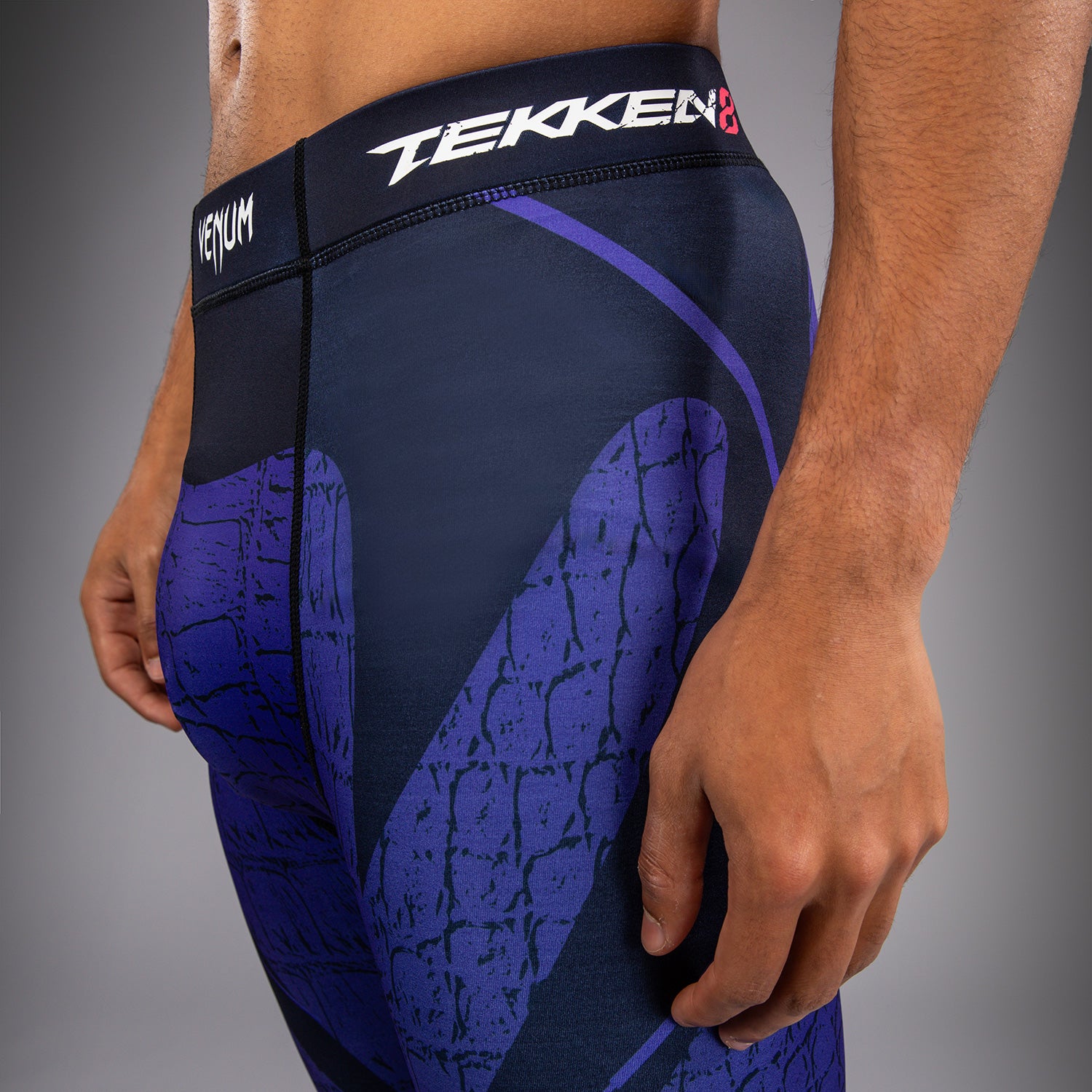 venum-x-tekken-8-spats-kazuya-kompressionshose-schwarz-dunkelblau image 4