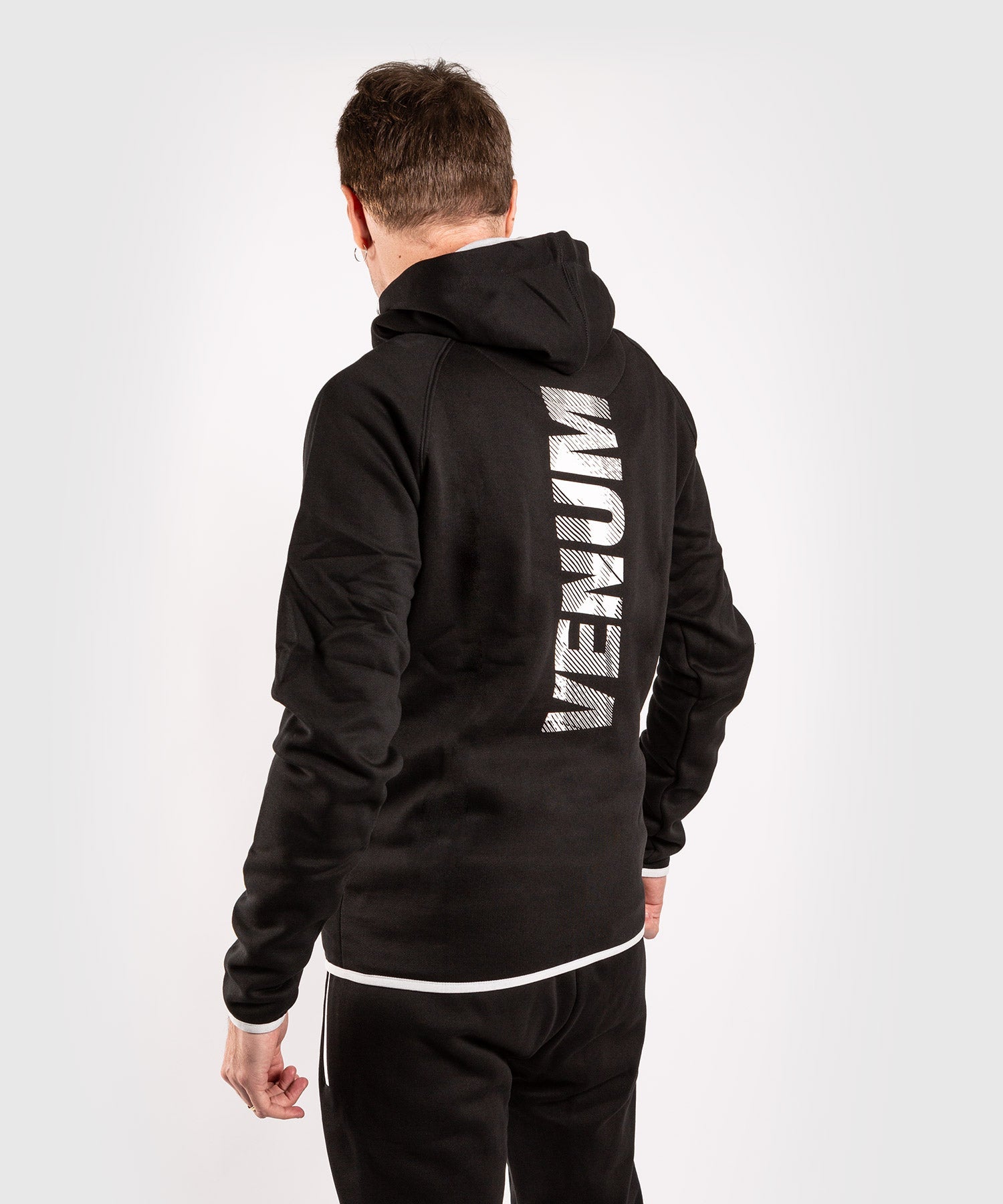 venum-giant-hoodie-schwarz-wei image 2
