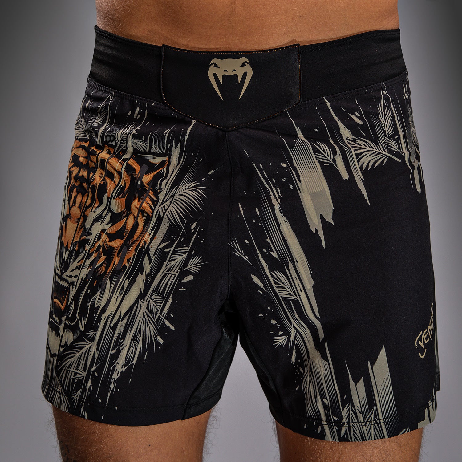 venum-tiger-herren-kampfhose-fightshorts-schwarz-neonorange image 5