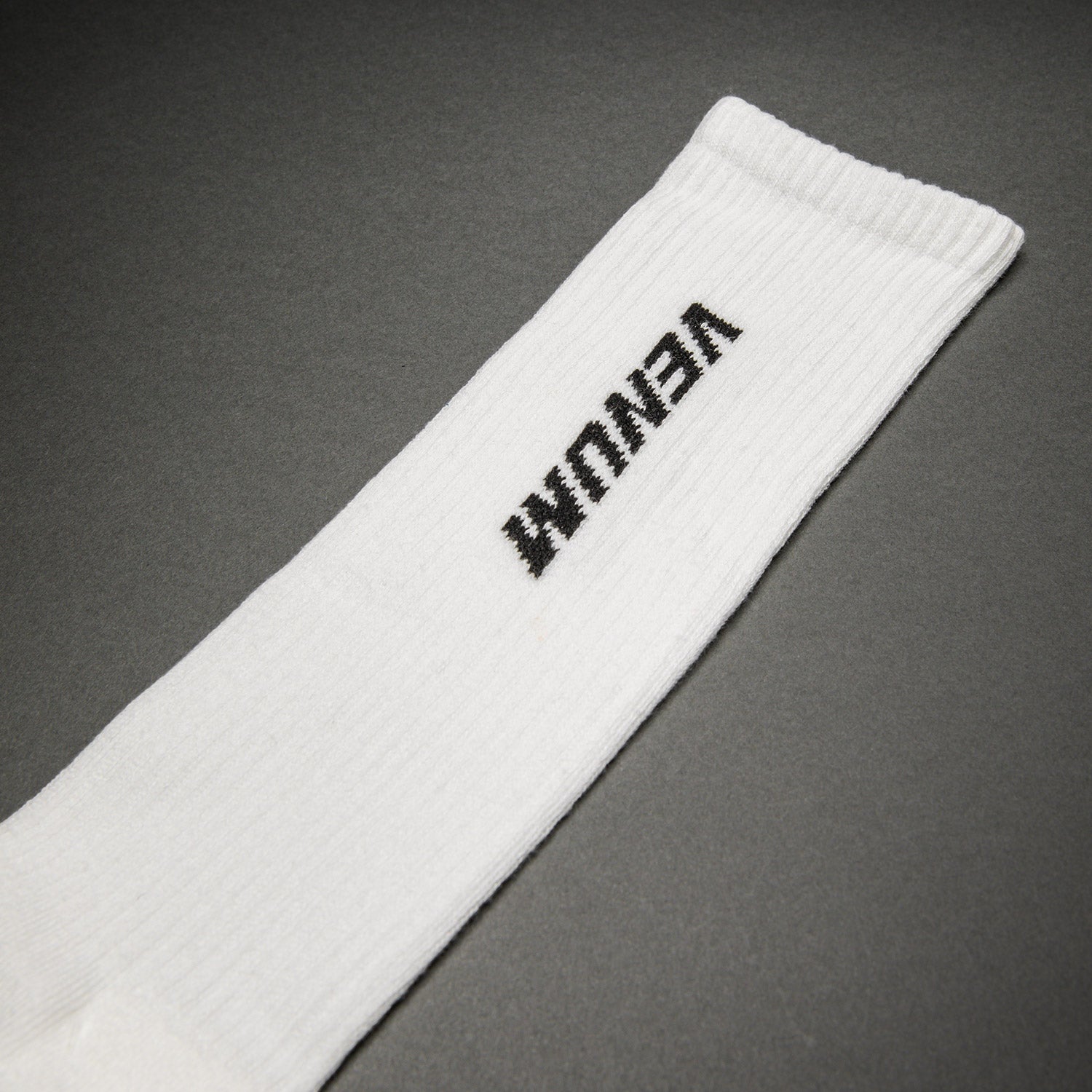 venum-essential-over-the-calf-socken-wei-schwarz image 2
