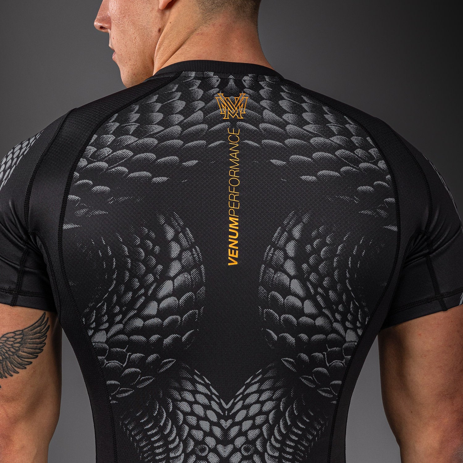 venum-matupa-kurzarm-rashguard-schwarz-grau-gold image 6