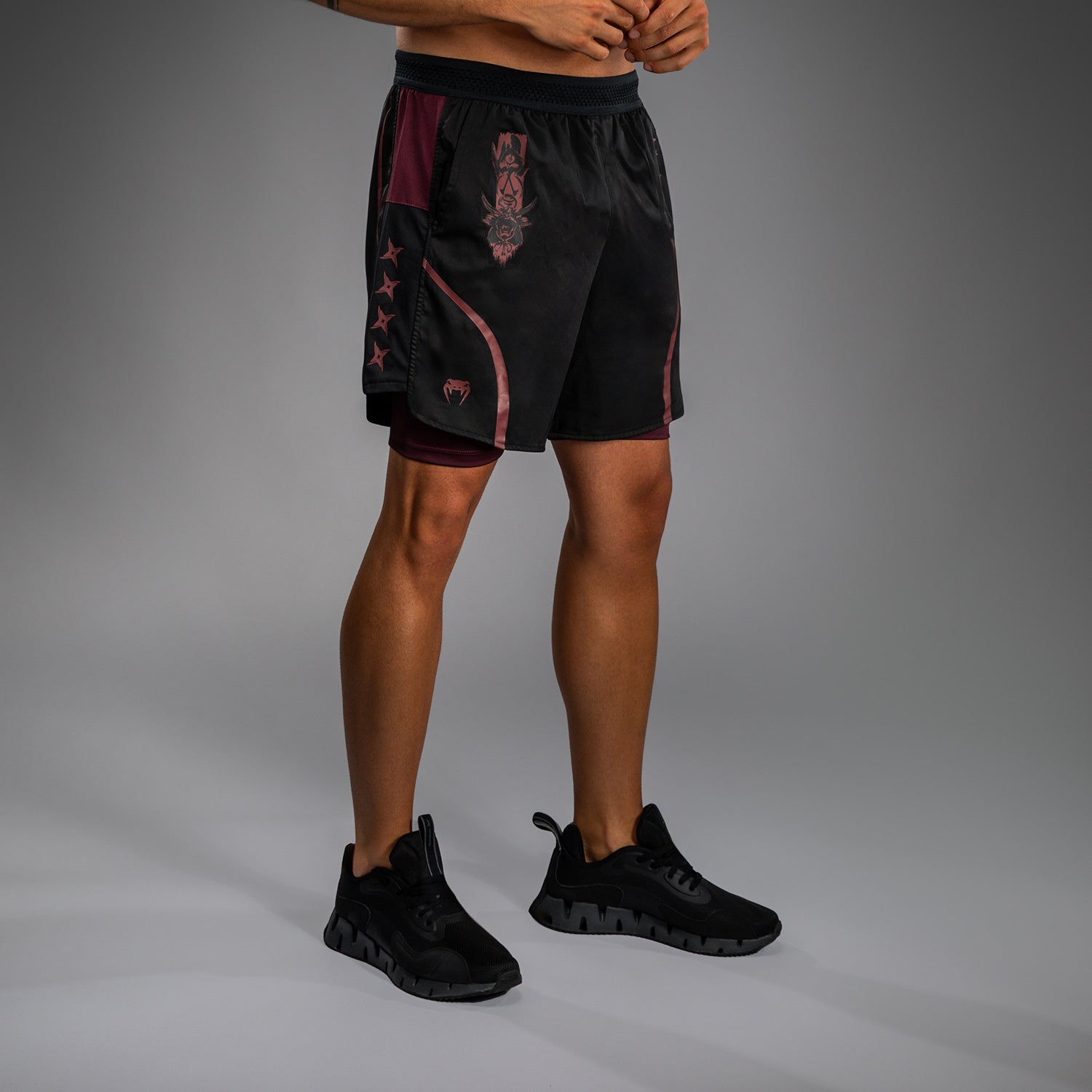 venum-x-assassin-s-creed-shadows-trainingsshorts-herren-burgunder-schwarz image 2