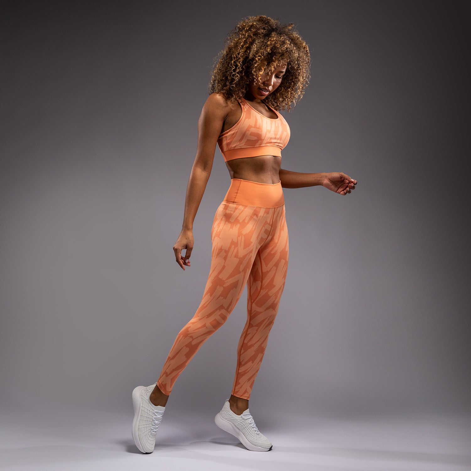 venum-graffiti-leggings-damen-in-voller-l-nge-samtaprikose image 4