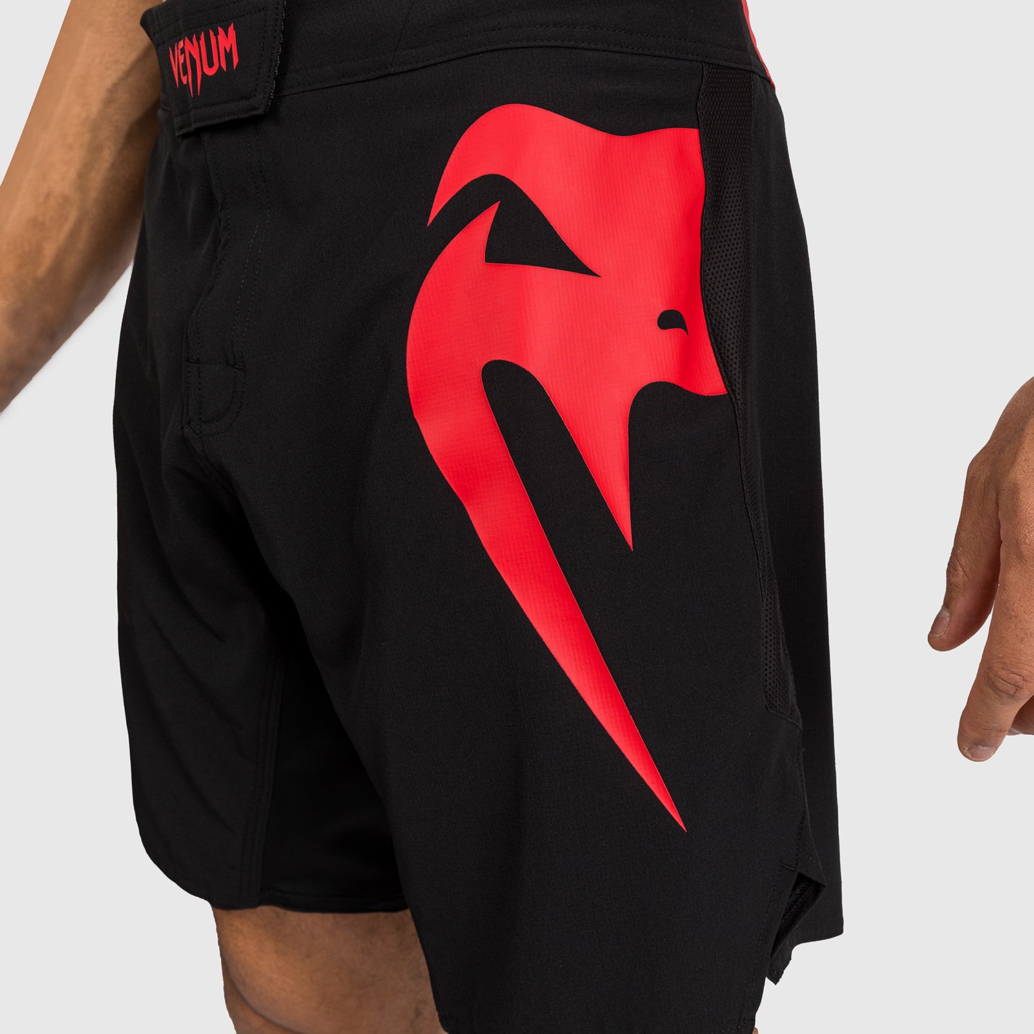 venum-light-5-0-fight-shorts-schwarz-rot image 6
