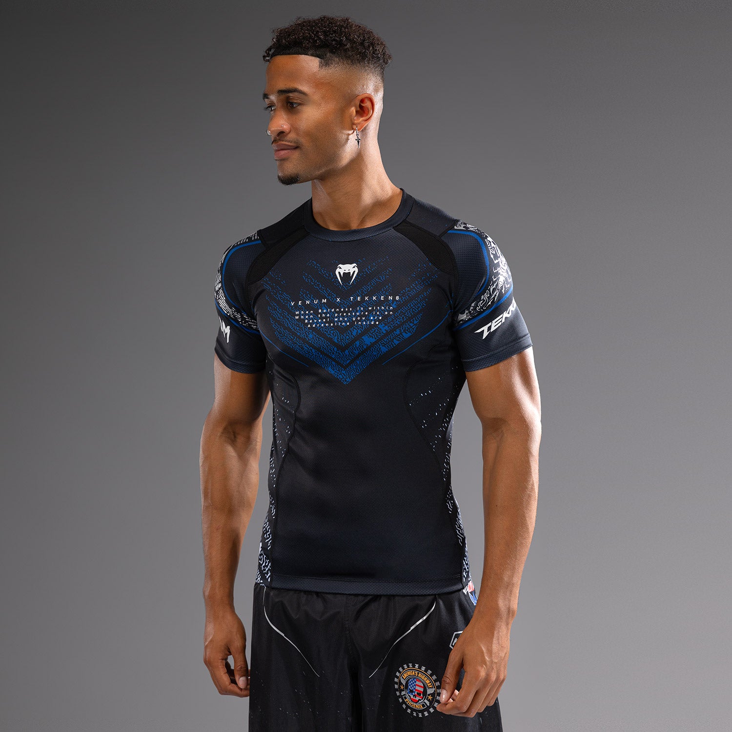 venum-x-tekken-8-paul-phoenix-rashguard-kurzarm-schwarz-blau image 1